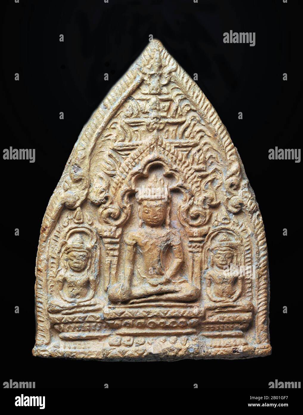 Thailand: Terracotta Buddha Amulet oder 'Phra Pim', Wiang Tha Kan, Provinz Chiang Mai, LAN Na-Zeitraum, 12.-14. Jahrhundert CE. Wiang Tha Khan, 16 km südlich von Chiang Mai im ländlichen Stadtteil Sanpatong, ist ein kleines und wohlhabendes nordthailändisches Dorf inmitten von Lamyai-Plantagen und bewohnt von Tai Yong, das zu Beginn des 19. Jahrhunderts vom nahe gelegenen Shan-Staat in Burma neu angesiedelt wurde. Schon im 10. Jahrhundert war es eine befestigte Stadt oder „wiang“, die als Bastion des Mon-Königreichs Haripunchai, des heutigen Lamphun, diente. Stockfoto