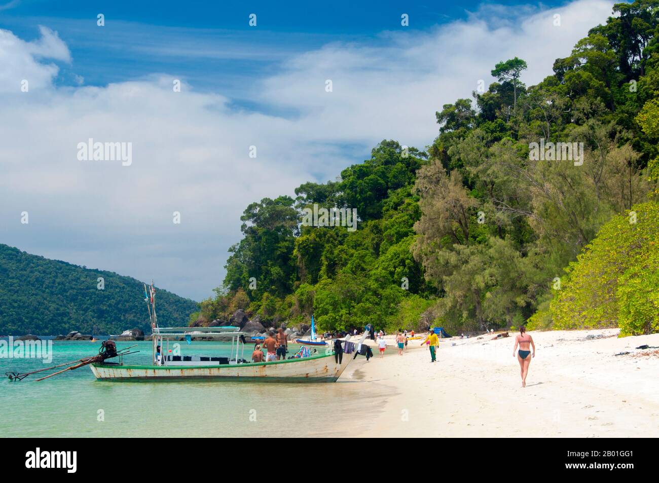 Thailand: Der Strand in Laem Son, Ko Adang, Ko Tarutao Marine National Park. Ko Adang ist etwa 30 12 groß und fast vollständig von tropischem Regenwald bedeckt. Die Insel ist berühmt für ihr klares Wasser, feine Quarzstrände und herrliche Korallenriffe, die ein Lebensraum für Schwärme bunter Fische und eine Vielzahl anderer Meeresbewohner bieten. Das Innere von Ko Adang ist auch wunderschön unberührt, mit mehreren Wasserfällen, die von den zentralen Höhen (703 Meter oder 2.300 Fuß) herunterfallen, vor allem Nam Tok Chon Salat. Stockfoto