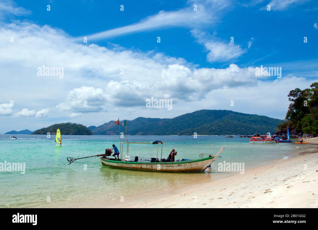 Thailand: Der Strand in Laem Son, Ko Adang, Ko Tarutao Marine National Park. Ko Adang ist etwa 30 12 groß und fast vollständig von tropischem Regenwald bedeckt. Die Insel ist berühmt für ihr klares Wasser, feine Quarzstrände und herrliche Korallenriffe, die ein Lebensraum für Schwärme bunter Fische und eine Vielzahl anderer Meeresbewohner bieten. Das Innere von Ko Adang ist auch wunderschön unberührt, mit mehreren Wasserfällen, die von den zentralen Höhen (703 Meter oder 2.300 Fuß) herunterfallen, vor allem Nam Tok Chon Salat. Stockfoto