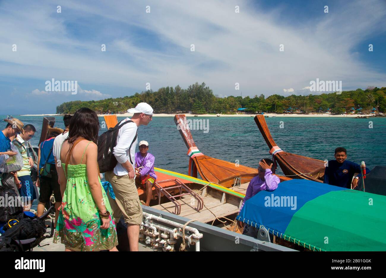 Thailand: Langboot-Boote erwarten Besucher, Ko Lipe, Ko Tarutao Marine National Park. Ko Lipe, von den Einheimischen manchmal Ko Sipe genannt, wurde ursprünglich von einer kleinen Gemeinde von Chao Le oder „Sea Gypsies“ bewohnt, und in den letzten Jahren ist die Insel zum am weitesten entwickelten und beliebtesten Reiseziel im Ko Tarutao Marine National Park geworden. Der Marine-Nationalpark Ko Tarutao besteht aus 51 Inseln in zwei Hauptgruppen, die über die Andamanensee im südlichsten Thailand verstreut sind. Nur sieben der Inseln haben jede Größe, einschließlich Ko Tarutao im Osten und Ko Adang-Ko Rawi im Westen. Stockfoto