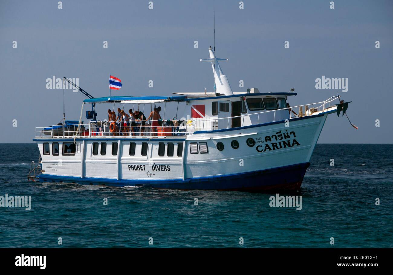 Thailand: Tauchboot, Similan-Inseln. Die Similan-Inseln liegen etwa 100 km nordwestlich von Phuket in der Andamanensee. Im Jahr 1982 wurde diese 128 Quadratkilometer große Fläche zum Meeres-Nationalpark erklärt, und in den letzten Jahren hat sich die Gruppe der neun kleinen Inseln (Similan stammt aus dem malaiischen sembilan und bedeutet neun) zu einer der führenden Attraktionen für Besucher des südlichen Thailands entwickelt. Die Inseln sind bei Tauchern für ihre reichen Korallenriffe, das klare Wasser und die unberührten Strände bekannt. Die besten Tauchmonate sind zwischen Dezember und Mai. Stockfoto