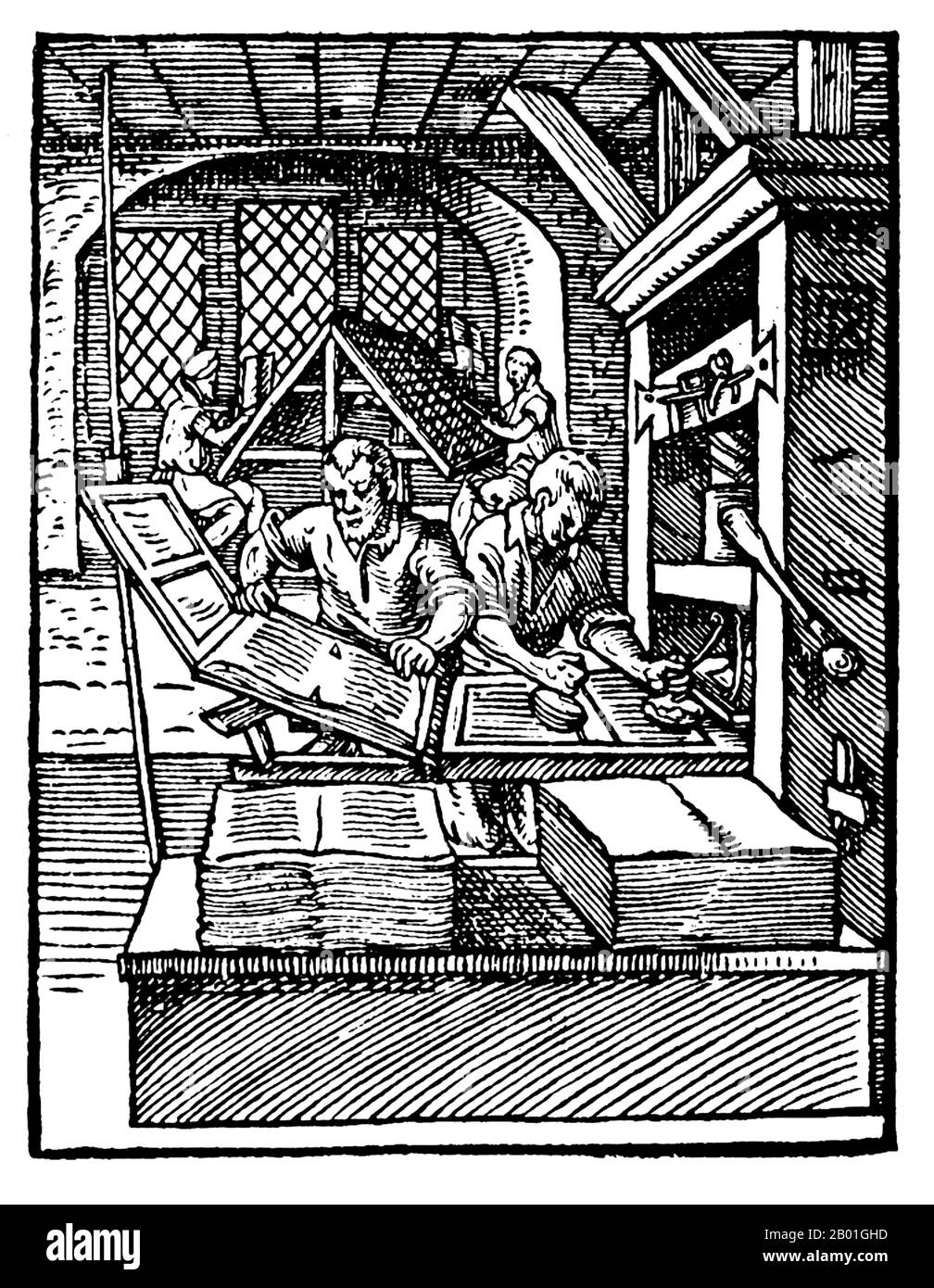 Deutschland: Eine mechanische Druckmaschine des Typs von Johannes Gutenberg. Holzschnitt-Gravur von Jost Amman (1539. Bis 17. März 1591), c. 1568. Links im Vordergrund entfernt ein Drucker eine gedruckte Seite von der Druckmaschine. Der Drucker auf der rechten Seite färbt die Platte ein. Im Hintergrund verwenden Kompositoren den Guss-Typ. Druckmaschinen dieser Art können 240 Ausdrucke pro Stunde machen. Stockfoto
