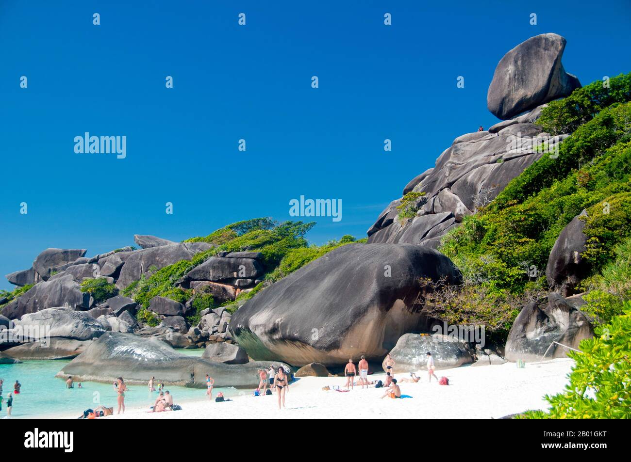 Thailand: Sail Rock, Donald Duck Bay, Similan Island (Insel 8), Similan Inseln. Die Similan-Inseln liegen etwa 100 km nordwestlich von Phuket in der Andamanensee. Im Jahr 1982 wurde diese 128 Quadratkilometer große Fläche zum Meeres-Nationalpark erklärt, und in den letzten Jahren hat sich die Gruppe der neun kleinen Inseln (Similan stammt aus dem malaiischen sembilan und bedeutet neun) zu einer der führenden Attraktionen für Besucher des südlichen Thailands entwickelt. Die Inseln sind bei Tauchern für ihre reichen Korallenriffe, das klare Wasser und die unberührten Strände bekannt. Die besten Tauchmonate sind zwischen Dezember und Mai. Stockfoto