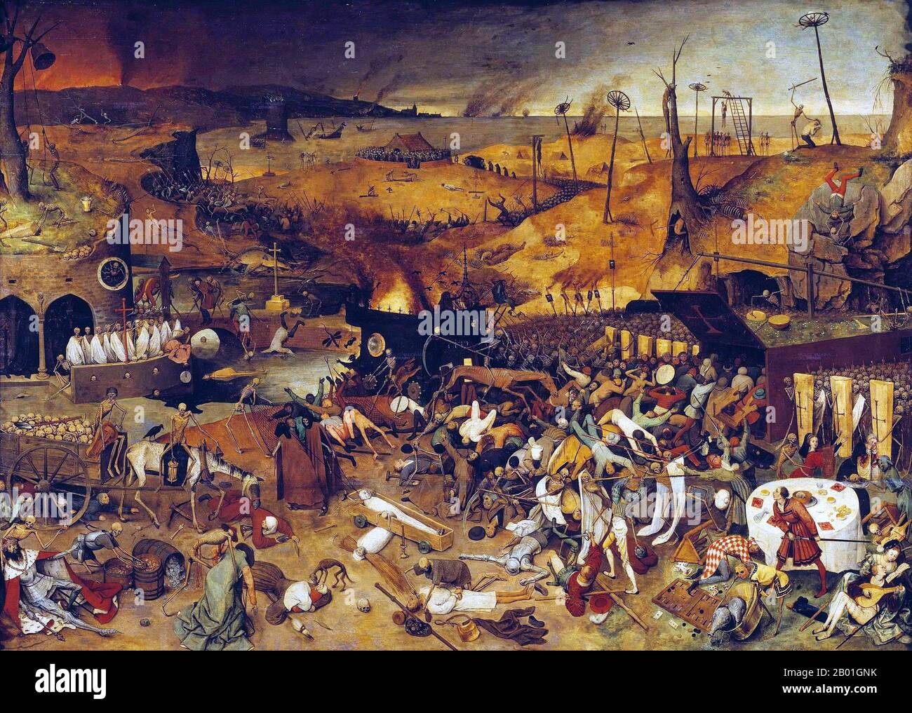 Belgien: Der Triumph des Todes. Oil on Panel Lackierung von Pieter Brueghel the Elder (1526-1569), c. 1562. Das Gemälde ist eine Panoramalandschaft: Der Himmel in der Ferne wird von Rauch aus brennenden Städten geschwärzt und das Meer ist mit Schiffswracks übersät. Armeen von Skeletten ziehen auf die Lebenden zu, die entweder in Terror fliehen oder vergeblich versuchen, sich zu wehren. Im Vordergrund transportieren Skelette einen Wagen voller Schädel und läuten die Glocke, die die Todesglocke der Welt kennzeichnet. Ein Narr spielt Laute, während ein Skelett hinter ihm mitspielt; ein hungernder Hund knabbert an das Gesicht eines Kindes. Stockfoto