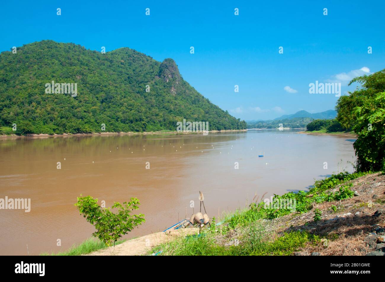 Thailand: Der Mekong in Kaeng Khut Khu, Provinz Loei. Die Provinz Loei (Thai: เลย) befindet sich im oberen Nordosten Thailands. Die benachbarten Provinzen sind (von Osten nach rechts) Nong Khai, Udon Thani, Nongbua Lamphu, Khon Kaen, Phetchabun, Phitsanulok. Im Norden grenzt sie an die Provinzen Xaignabouli und Vientiane in Laos. Die Provinz ist von niedrigen Bergen bedeckt, während die Hauptstadt Loei in einem fruchtbaren Becken liegt. Der Fluss Loei, der durch die Provinz fließt, ist ein Nebenfluss des Mekong. Stockfoto