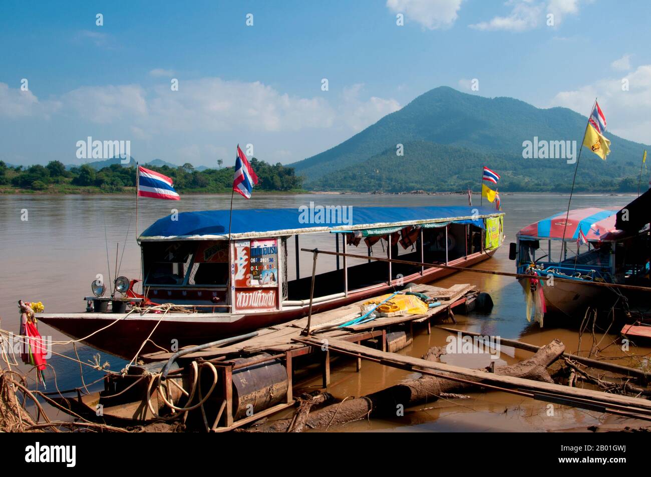 Thailand: Tourboote am Mekong in Kaeng Khut Khu, Provinz Loei. Die Provinz Loei (Thai: เลย) befindet sich im oberen Nordosten Thailands. Die benachbarten Provinzen sind (von Osten nach rechts) Nong Khai, Udon Thani, Nongbua Lamphu, Khon Kaen, Phetchabun, Phitsanulok. Im Norden grenzt sie an die Provinzen Xaignabouli und Vientiane in Laos. Die Provinz ist von niedrigen Bergen bedeckt, während die Hauptstadt Loei in einem fruchtbaren Becken liegt. Der Fluss Loei, der durch die Provinz fließt, ist ein Nebenfluss des Mekong. Stockfoto