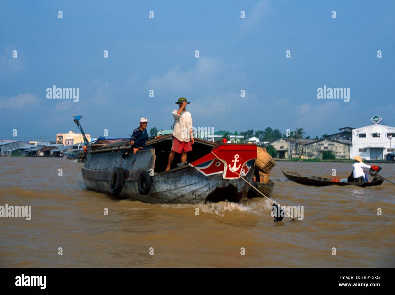 Vietnam: Schwimmender Markt Cai Rang, in der Nähe von Can Tho, Mekong Delta. Südvietnam wird von den reichen landwirtschaftlichen Flächen des Mekong-Deltas dominiert, dem Hauptlieferanten der Reis-, Obst- und Gemüseproduktion des Landes. Das Land ist schwammig und tief gelegen, mit Sumpfgebieten und Mangrovenwäldern im Westen und Süden. Während der Regenzeit bedeckt das Wasser ein Drittel des Deltas mit Überschwemmungen von bis zu 4 m (13 ft). An einigen Stellen dringt Salzwasser bis zu 30 m (48 km) in das Delta ein. Obwohl es außergewöhnlich fruchtbar ist, müssen Teile des Deltas noch angebaut werden. Stockfoto