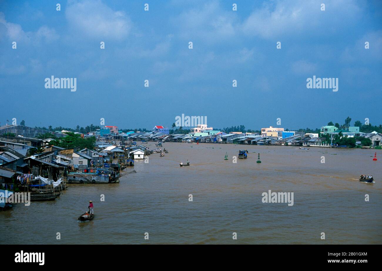 Vietnam: Blick von der Dau Sau Brücke in der Nähe des schwimmenden Markts Cai Rang, in der Nähe von Can Tho, Mekong Delta. Südvietnam wird von den reichen landwirtschaftlichen Flächen des Mekong-Deltas dominiert, dem Hauptlieferanten der Reis-, Obst- und Gemüseproduktion des Landes. Das Land ist schwammig und tief gelegen, mit Sumpfgebieten und Mangrovenwäldern im Westen und Süden. Während der Regenzeit bedeckt das Wasser ein Drittel des Deltas mit Überschwemmungen von bis zu 4 m (13 ft). An einigen Stellen dringt Salzwasser bis zu 30 m (48 km) in das Delta ein. Obwohl es außergewöhnlich fruchtbar ist, müssen Teile des Deltas noch angebaut werden. Stockfoto