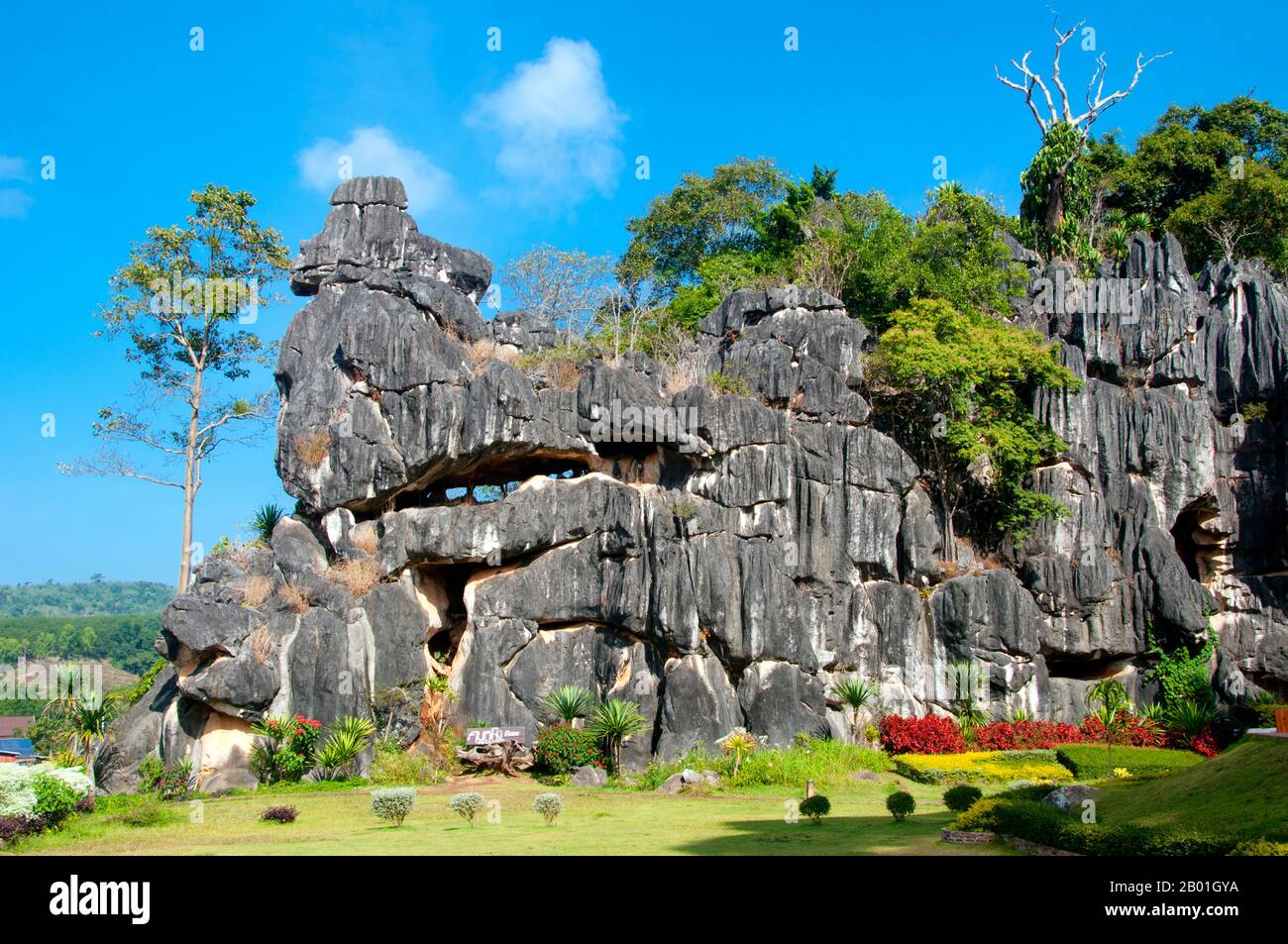 Thailand: Suan hin Pha Ngam (aufgrund der hier gefundenen Kalksteinfelsen manchmal auch als thailändisches Kunming bekannt), Provinz Loei. Die Provinz Loei (Thai: เลย) befindet sich im oberen Nordosten Thailands. Die benachbarten Provinzen sind (von Osten nach rechts) Nong Khai, Udon Thani, Nongbua Lamphu, Khon Kaen, Phetchabun, Phitsanulok. Im Norden grenzt sie an die Provinzen Xaignabouli und Vientiane in Laos. Die Provinz ist von niedrigen Bergen bedeckt, während die Hauptstadt Loei in einem fruchtbaren Becken liegt. Der Fluss Loei, der durch die Provinz fließt, ist ein Nebenfluss des Mekong. Stockfoto