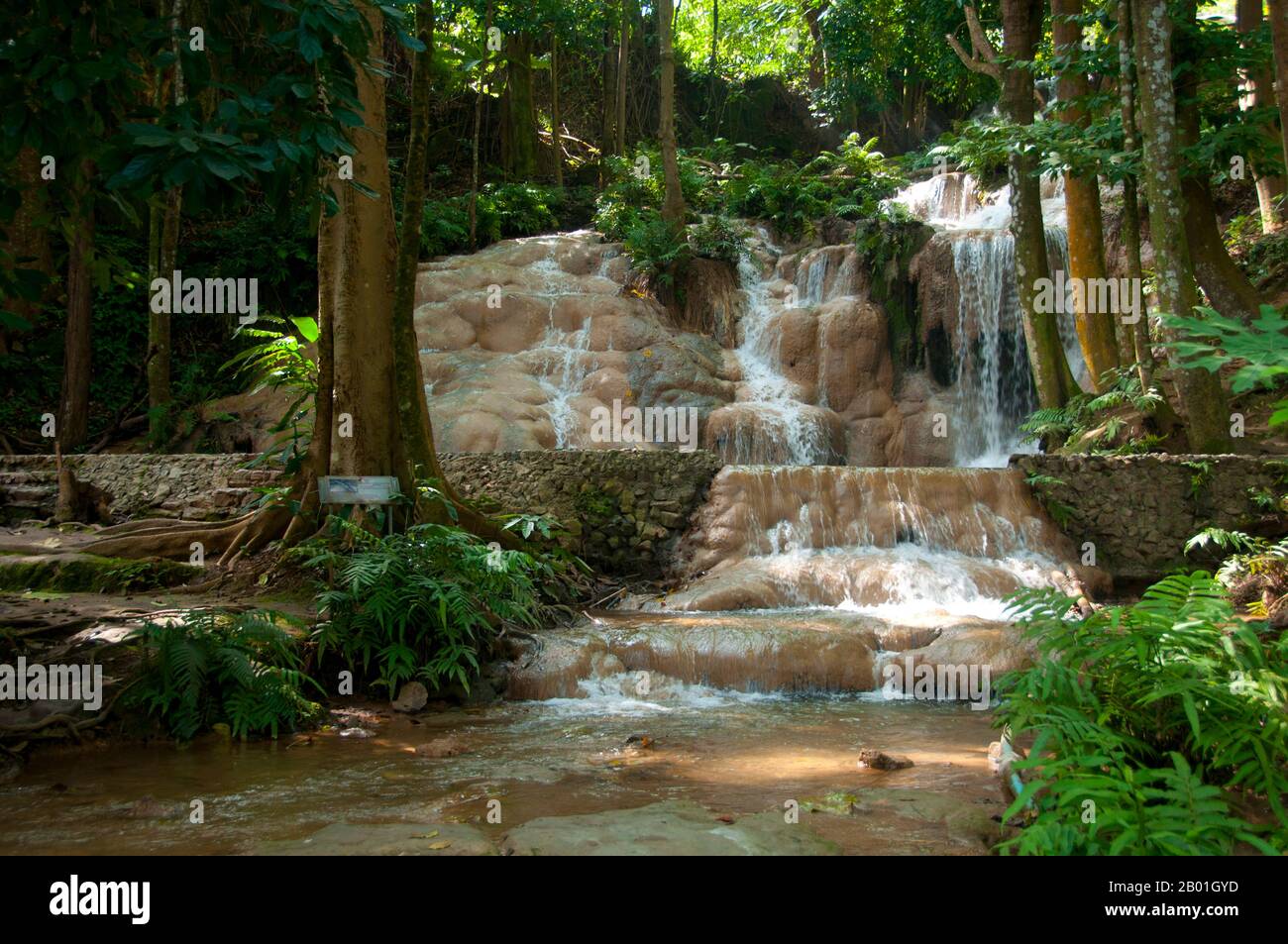 Thailand: Suan Hom Wasserfall in der Nähe von Suan hin Pha Ngam, Provinz Loei. Die Provinz Loei (Thai: เลย) befindet sich im oberen Nordosten Thailands. Die benachbarten Provinzen sind (von Osten nach rechts) Nong Khai, Udon Thani, Nongbua Lamphu, Khon Kaen, Phetchabun, Phitsanulok. Im Norden grenzt sie an die Provinzen Xaignabouli und Vientiane in Laos. Die Provinz ist von niedrigen Bergen bedeckt, während die Hauptstadt Loei in einem fruchtbaren Becken liegt. Der Fluss Loei, der durch die Provinz fließt, ist ein Nebenfluss des Mekong, der zusammen mit dem kleineren Fluss Hueang die nördliche Grenze der Provinz bildet. Stockfoto