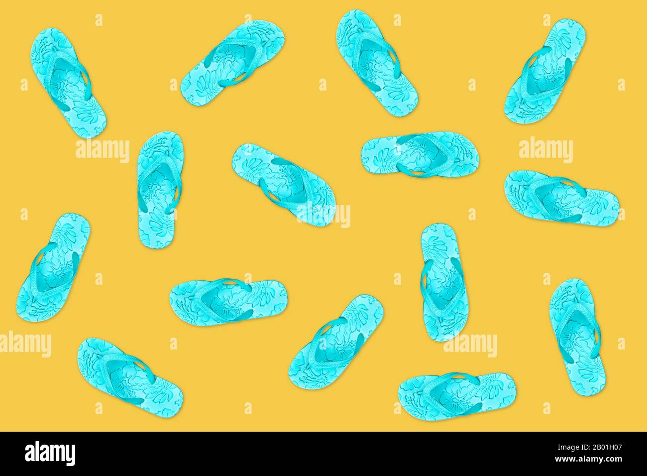 Flip-Flops auf orangefarbenem Hintergrund, Sommermuster Stockfoto