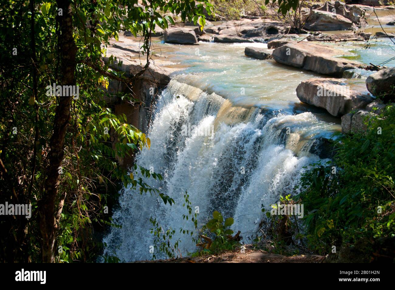 Thailand: PLA Ba-Wasserfall in der Nähe von Phu Ruea, Provinz Loei. Die Provinz Loei (Thai: เลย) befindet sich im oberen Nordosten Thailands. Die benachbarten Provinzen sind (von Osten nach rechts) Nong Khai, Udon Thani, Nongbua Lamphu, Khon Kaen, Phetchabun, Phitsanulok. Im Norden grenzt sie an die Provinzen Xaignabouli und Vientiane in Laos. Die Provinz ist von niedrigen Bergen bedeckt, während die Hauptstadt Loei in einem fruchtbaren Becken liegt. Der Fluss Loei, der durch die Provinz fließt, ist ein Nebenfluss des Mekong, der zusammen mit dem kleineren Fluss Hueang die nördliche Grenze der Provinz bildet. Stockfoto