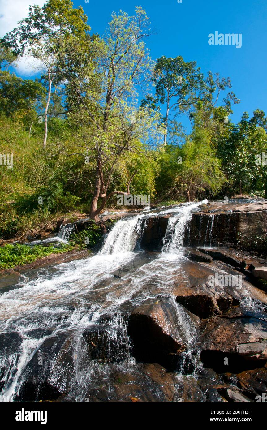 Thailand: Song Khon Waterfall bei Phu Ruea, Provinz Loei. Die Provinz Loei (Thai: เลย) befindet sich im oberen Nordosten Thailands. Die benachbarten Provinzen sind (von Osten nach rechts) Nong Khai, Udon Thani, Nongbua Lamphu, Khon Kaen, Phetchabun, Phitsanulok. Im Norden grenzt sie an die Provinzen Xaignabouli und Vientiane in Laos. Die Provinz ist von niedrigen Bergen bedeckt, während die Hauptstadt Loei in einem fruchtbaren Becken liegt. Der Fluss Loei, der durch die Provinz fließt, ist ein Nebenfluss des Mekong, der zusammen mit dem kleineren Fluss Hueang die nördliche Grenze der Provinz bildet. Stockfoto