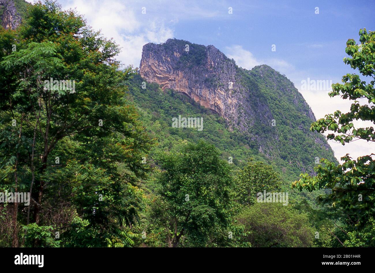 Thailand: Felsvorsprung im Nationalpark Phu Kradung, Provinz Loei. Die Provinz Loei (Thai: เลย) befindet sich im oberen Nordosten Thailands. Die benachbarten Provinzen sind (von Osten nach rechts) Nong Khai, Udon Thani, Nongbua Lamphu, Khon Kaen, Phetchabun, Phitsanulok. Im Norden grenzt sie an die Provinzen Xaignabouli und Vientiane in Laos. Die Provinz ist von niedrigen Bergen bedeckt, während die Hauptstadt Loei in einem fruchtbaren Becken liegt. Der Fluss Loei, der durch die Provinz fließt, ist ein Nebenfluss des Mekong, der zusammen mit dem kleineren Fluss Hueang die nördliche Grenze der Provinz bildet. Stockfoto