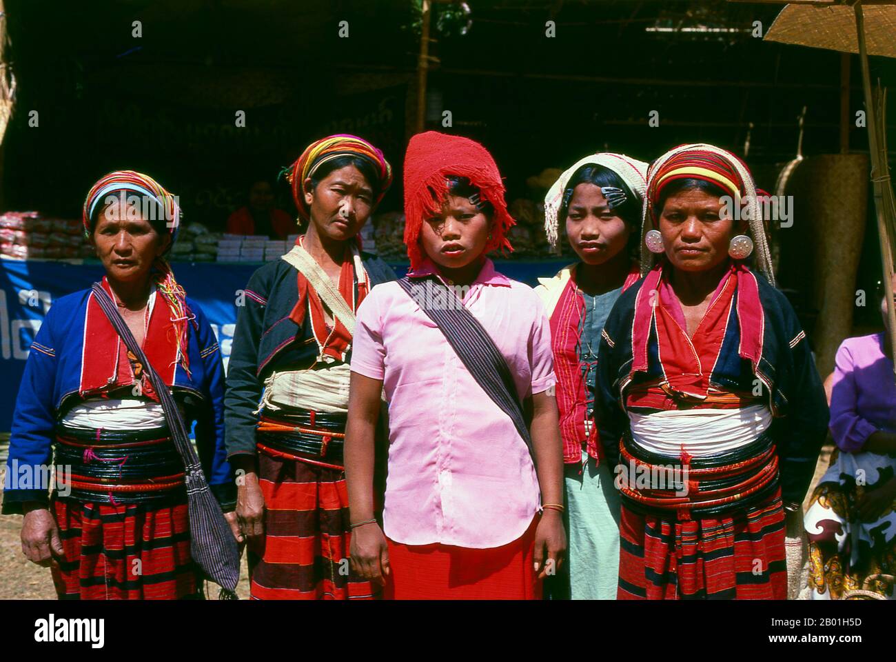 Birma/Myanmar: Palaung-Frauen (bekannt für ihre hölzernen Taillenbänder) auf einem Markt in Pindaya, Birma. Die Palaung ist eine ethnische Minderheit, die im Norden Birmas beheimatet ist, aber auch in Thailand und in der chinesischen Provinz Yunnan Einwohner hat. Die Palaung lebt überwiegend im Staat Shan und hat etwa 500.000 Einwohner. Stockfoto