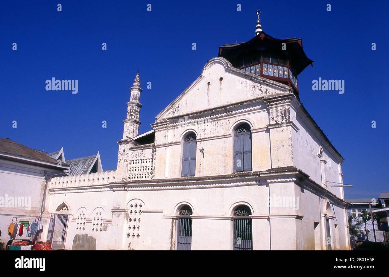 Birma/Myanmar: Mandalay Panthay Moschee. Fast jede Stadt in Birma mit Panthay-Einwohnern hat ihre „Panthay Balee“ oder die Moschee der chinesischen Muslime. Einige der wichtigsten sind Rangoon, Taunggyi, Mogok, Myitkyina und Lashio. Die architektonisch interessanteste und die älteste Geschichte ist jedoch die Panthay-Moschee im Mandalay. Nach den Aufzeichnungen der Mandalay Panthay-Gemeinde und den unter ihnen weitergegebenen mündlichen Traditionen ermutigte König Mindon die Händler von Panthay, sich in Mandalay niederzulassen, um den Handel zwischen Birma und Yunnan zu fördern. Stockfoto