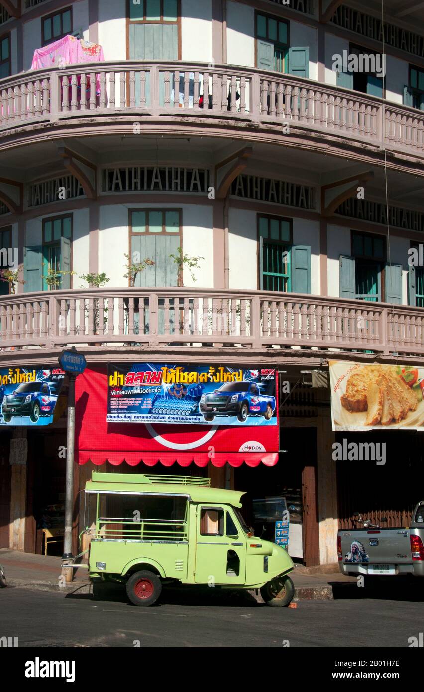 Thailand: Örtlicher Verkehr, Rama VI Road, Trang, Provinz Trang. Trang ist seit mindestens dem 1. Jahrhundert CE ein Handelszentrum. Sie wuchs zwischen dem 7. Und 13. Jahrhundert während der Srivijaya-Zeit zu Macht und Wohlstand und ist heute noch eine wichtige Handelsstadt. Kautschuk, Palmöl und Fischerei sind die Stützen der Wirtschaft der Provinz. Der Tourismus gewinnt zunehmend an Bedeutung, da die Anadamanküste und die Inseln von Trang zunehmend entwickelt und populär werden. Die Stadt hat einen starken chinesischen Charakter (und daher gute chinesische Restaurants). Stockfoto