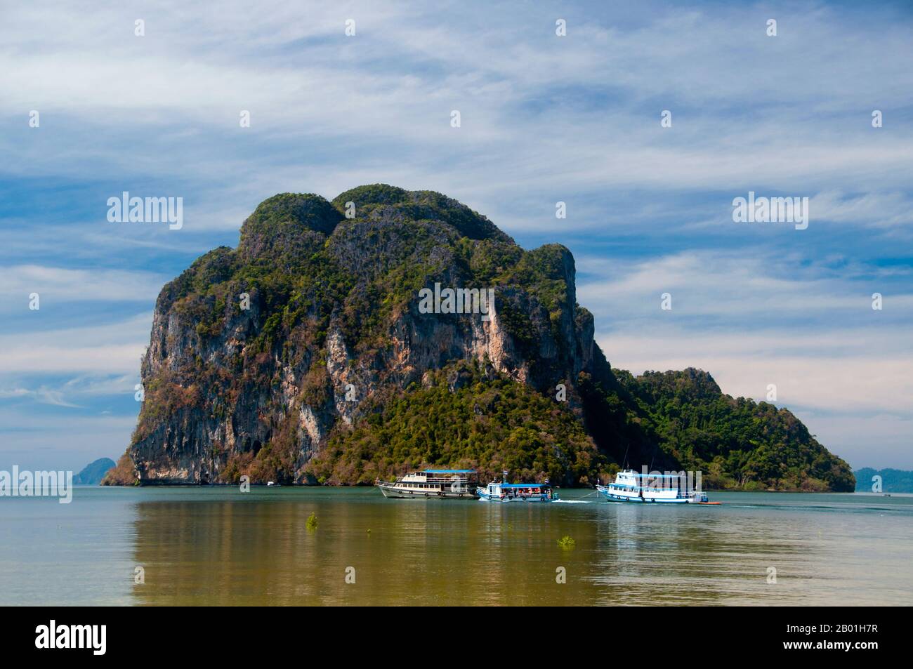 Thailand: Tourboote, die zu den Inseln fahren, hat Pak Meng, Provinz Trang. Die Provinz Trang war vom Zinnabbau abhängig, bis die ersten Gummikeimlinge gegen 1901 nach Thailand gebracht wurden – Teil einer langen Reise von Südamerika über die benachbarten malaiischen Staaten. Kautschuk, Palmöl und Fischerei sind die Stützen der Wirtschaft der Provinz. Der Tourismus gewinnt zunehmend an Bedeutung, da die Andamanenküste und die Inseln von Trang zunehmend entwickelt und populär werden. Stockfoto