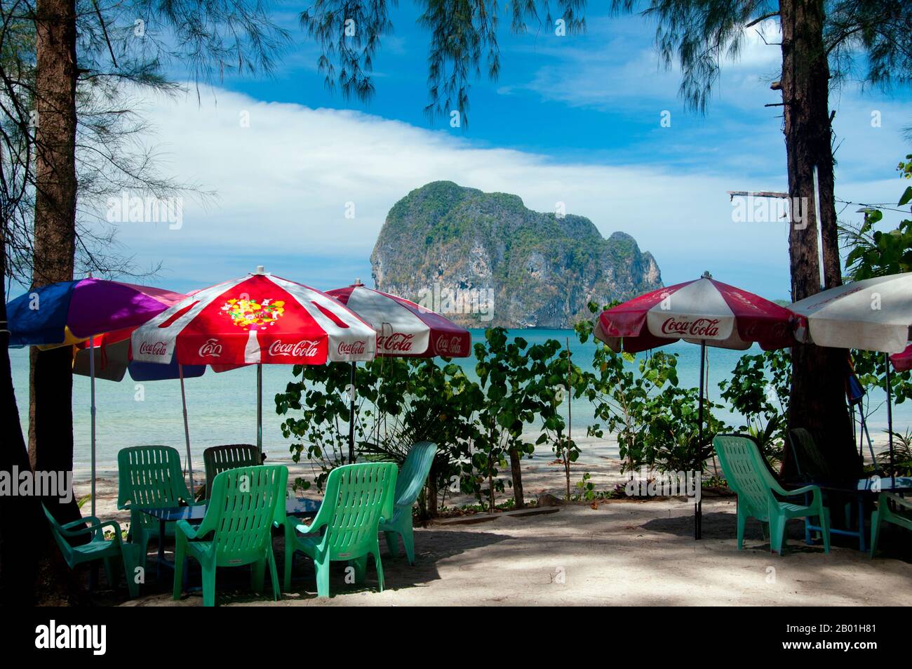 Thailand: Strandcafe und Restaurant, hat Pak Meng, Provinz Trang. Die Provinz Trang war vom Zinnabbau abhängig, bis die ersten Gummikeimlinge gegen 1901 nach Thailand gebracht wurden – Teil einer langen Reise von Südamerika über die benachbarten malaiischen Staaten. Kautschuk, Palmöl und Fischerei sind die Stützen der Wirtschaft der Provinz. Der Tourismus gewinnt zunehmend an Bedeutung, da die Andamanenküste und die Inseln von Trang zunehmend entwickelt und populär werden. Stockfoto