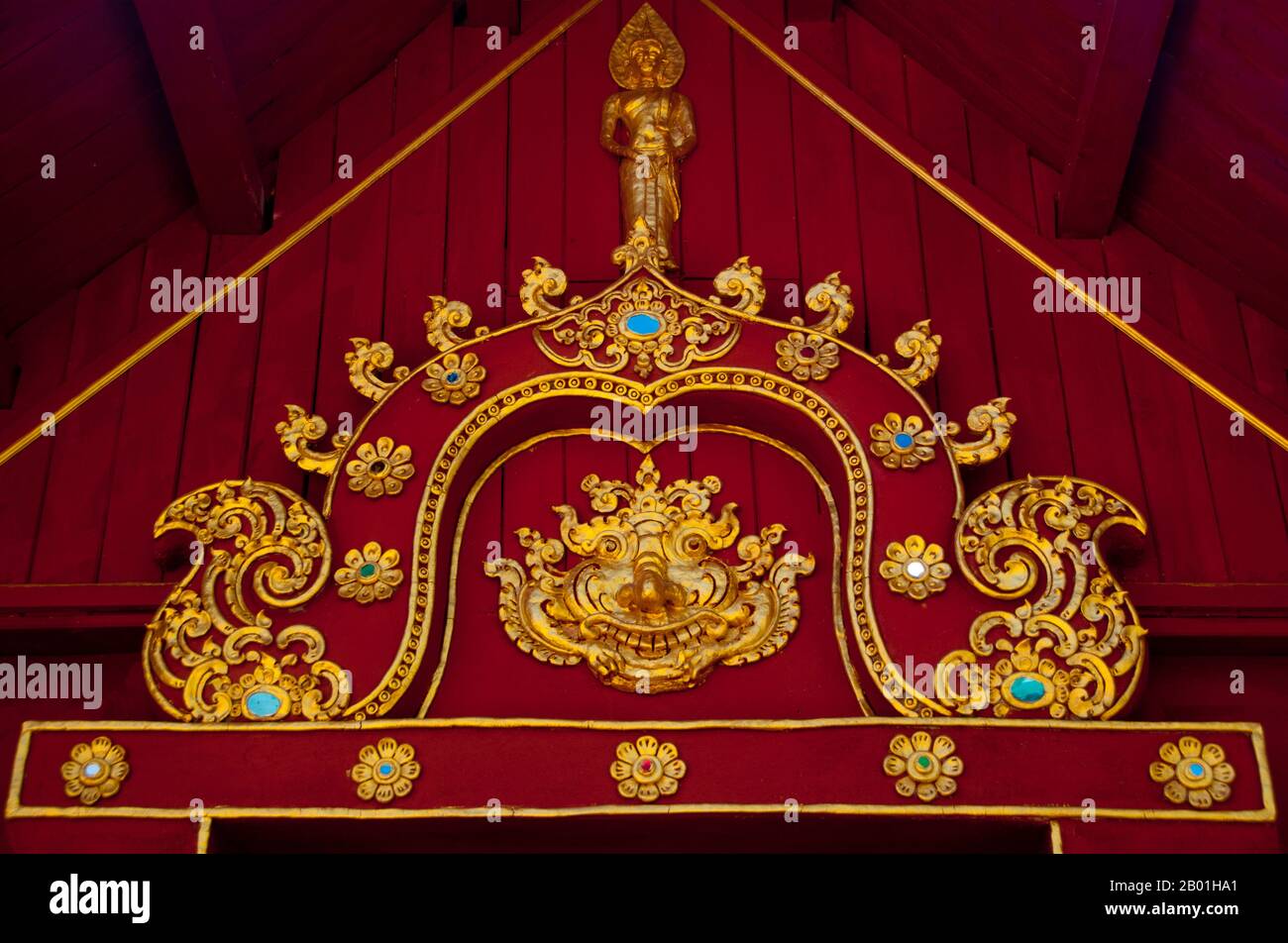 Thailand: Das körperlose Oberhaupt der hinduistischen Gottheit Rahu über einer Tür bei Wat Chiang Chom (Wat Chedi Plong), Chiang Mai. In der Hindumythologie ist Rahu eine Schlange, die die Sonne oder den Mond verschluckt und Sonnenfinsternis verursacht. In der Kunst wird er als Drache ohne Körper dargestellt, der auf einem Wagen reitet, gezeichnet von acht schwarzen Pferden. Rahu ist einer der Navagrahas (neun Planeten) in der Vedic Astrologie. Die Rahu Kala (Tageszeit unter dem Einfluss von Rahu) gilt als ungünstig. Stockfoto