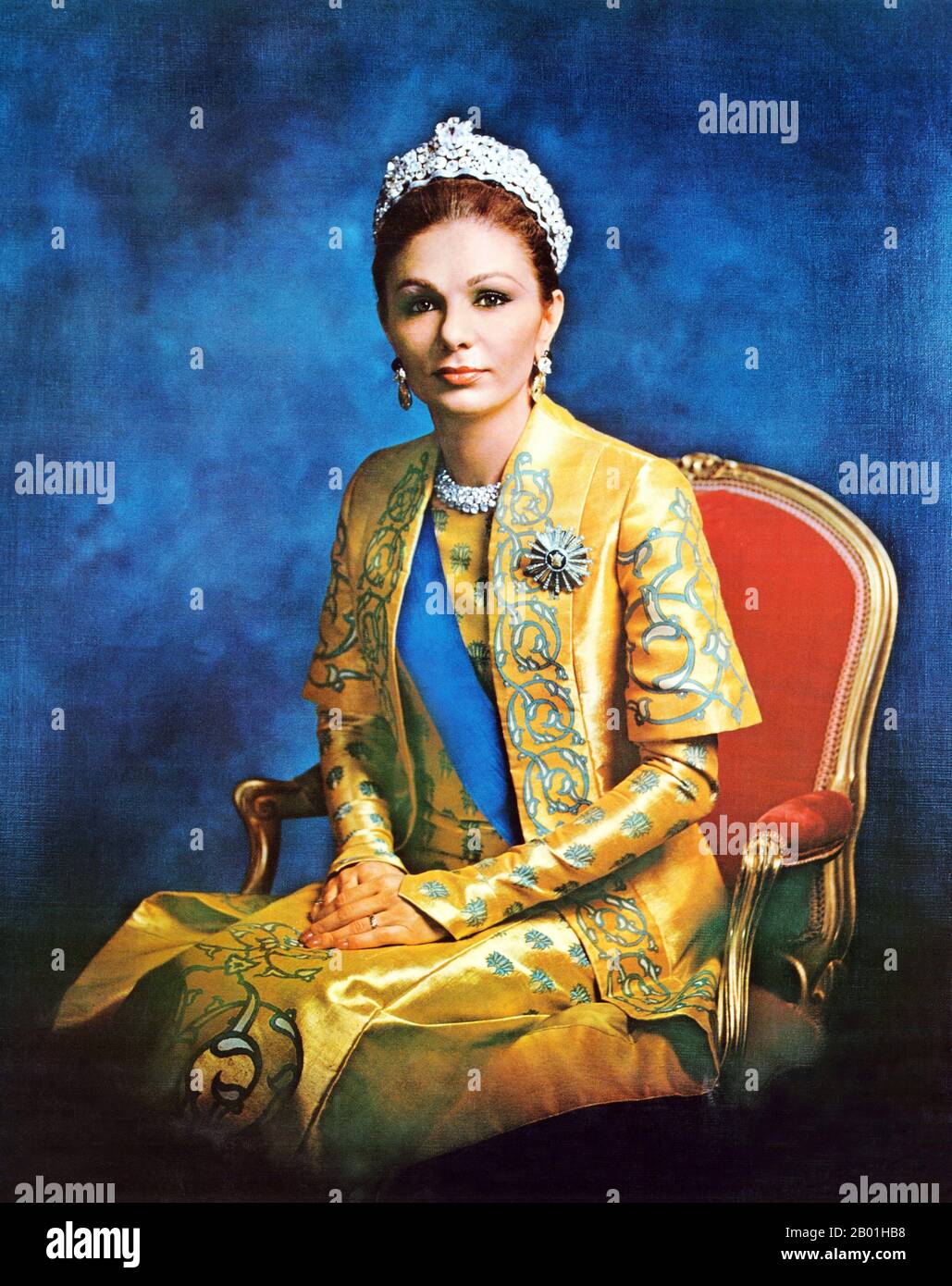 Iran/Persien: Offizielles Porträt von Kaiserin Farah Pahlavi (geboren am 13. Oktober 1938), Ehefrau und Witwe von Mohammad Reza Pahlavi (1919-1979), dem letzten Schah des Iran, 1973. Farah Pahlavi, geboren in Farah Diba, ist die ehemalige Königin und Kaiserin des Iran. Sie ist die Witwe von Mohammad Reza Pahlavi, dem Schah des Iran, und der einzigen Kaiserin (Shahbanou) des modernen Iran. Sie war von 1959 bis 1967 Königin des Iran und von 1967 bis zum Exil 1979 Kaiserin. Stockfoto