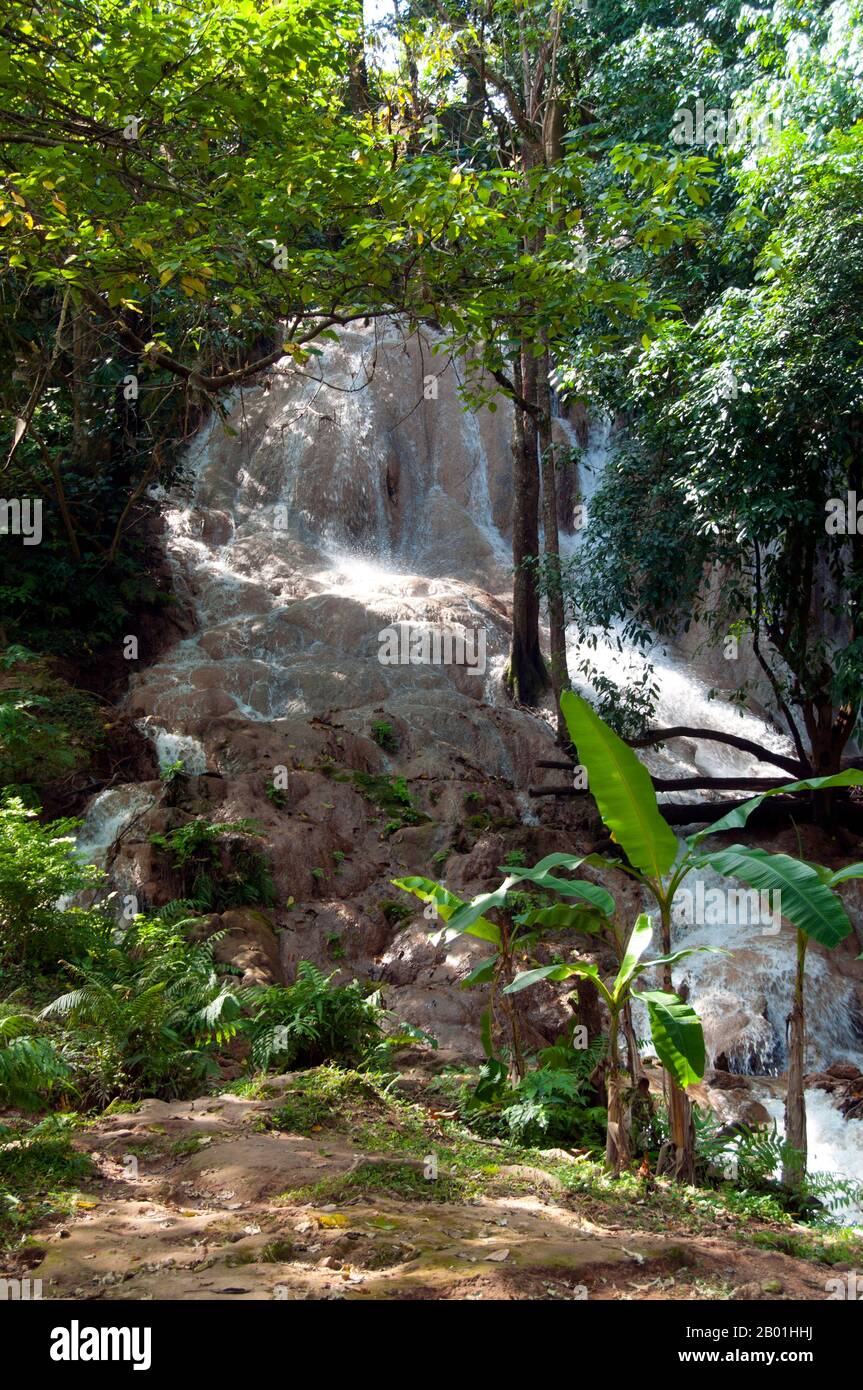 Thailand: Phiang DIN Wasserfall bei Suan hin Pha Ngam, Provinz Loei. Die Provinz Loei (Thai: เลย) befindet sich im oberen Nordosten Thailands. Die benachbarten Provinzen sind (von Osten nach rechts) Nong Khai, Udon Thani, Nongbua Lamphu, Khon Kaen, Phetchabun, Phitsanulok. Im Norden grenzt sie an die Provinzen Xaignabouli und Vientiane in Laos. Die Provinz ist von niedrigen Bergen bedeckt, während die Hauptstadt Loei in einem fruchtbaren Becken liegt. Der Fluss Loei, der durch die Provinz fließt, ist ein Nebenfluss des Mekong, der zusammen mit dem kleineren Fluss Hueang die nördliche Grenze der Provinz bildet Stockfoto