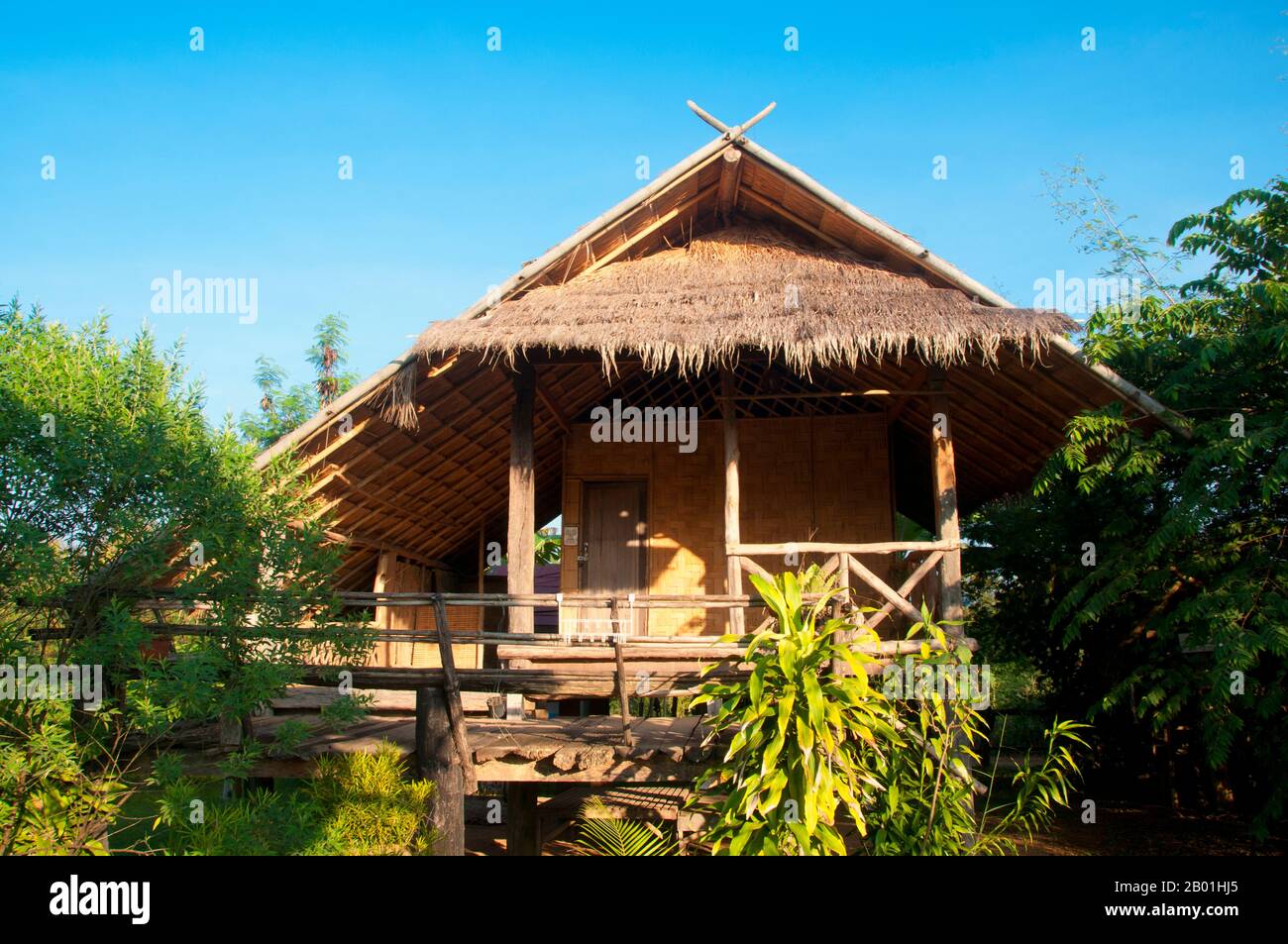 Thailand: Traditionelles hölzernes Loei-Haus im Kulturdorf Ban Na Aor, Provinz Loei. Die Provinz Loei befindet sich im oberen Nordosten Thailands. Die benachbarten Provinzen sind (von Osten nach rechts) Nong Khai, Udon Thani, Nongbua Lamphu, Khon Kaen, Phetchabun, Phitsanulok. Im Norden grenzt sie an die Provinzen Xaignabouli und Vientiane in Laos. Die Provinz ist von niedrigen Bergen bedeckt, während die Hauptstadt Loei in einem fruchtbaren Becken liegt. Der Fluss Loei, der durch die Provinz fließt, ist ein Nebenfluss des Mekong, der zusammen mit dem kleineren Fluss Hueang die nördliche Grenze bildet. Stockfoto