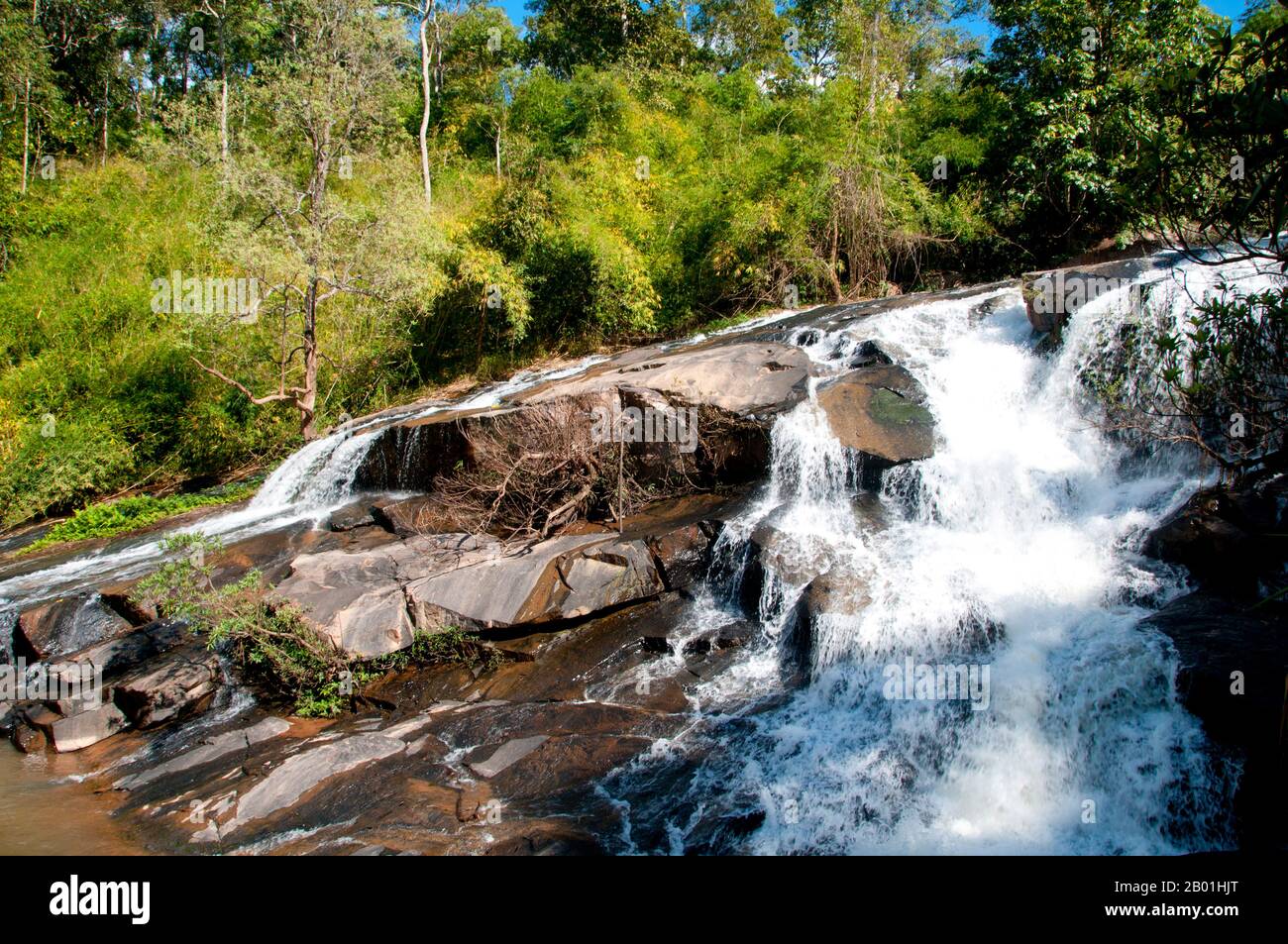 Thailand: Song Khon Waterfall bei Phu Ruea, Provinz Loei. Die Provinz Loei befindet sich im oberen Nordosten Thailands. Die benachbarten Provinzen sind (von Osten nach rechts) Nong Khai, Udon Thani, Nongbua Lamphu, Khon Kaen, Phetchabun, Phitsanulok. Im Norden grenzt sie an die Provinzen Xaignabouli und Vientiane in Laos. Die Provinz ist von niedrigen Bergen bedeckt, während die Hauptstadt Loei in einem fruchtbaren Becken liegt. Der Fluss Loei, der durch die Provinz fließt, ist ein Nebenfluss des Mekong, der zusammen mit dem kleineren Fluss Hueang die nördliche Grenze der Provinz zu Laos bildet. Stockfoto