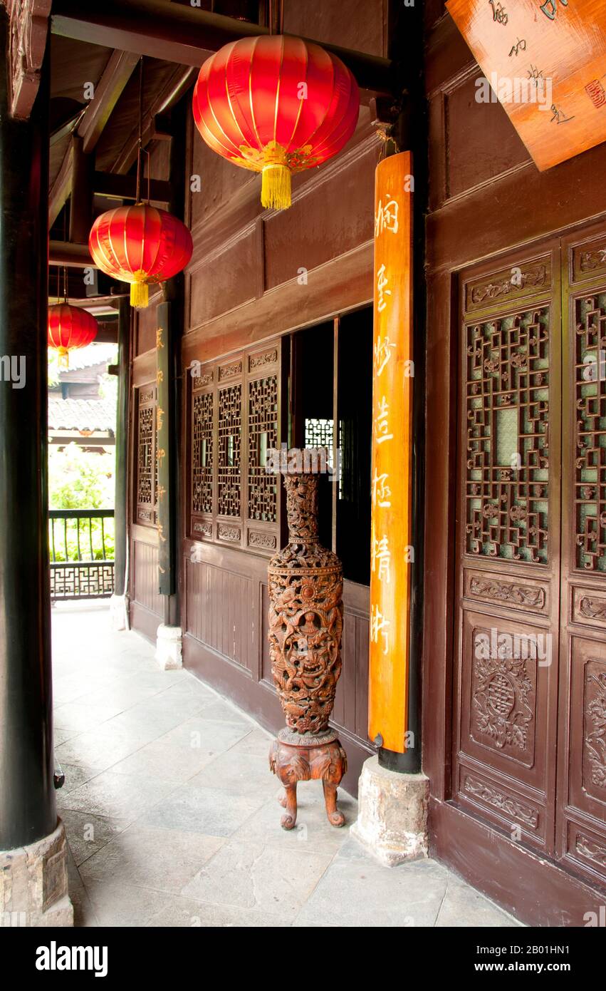 China: Cuiwei Yuan, ursprünglich ein Guanyin-Tempel, jetzt ein Teehaus, Guiyang, Provinz Guizhou. Cuiweiyuan (Cuiwei Park) wurde ursprünglich während der Ming-Dynastie zwischen 1425 und 1435 erbaut. Guiyang ist die Hauptstadt der chinesischen Provinz Guizhou und liegt östlich des Yunnan-Guizhou-Plateaus und am Nordufer des Nanming, einem Zweig des Wu. Es wurde erstmals 1283 CE während der Yuan-Dynastie gebaut. Ursprünglich hieß es Shunyuan (順元), was bedeutet, den Yuan (den mongolischen Herrschern) zu gehorchen. Stockfoto