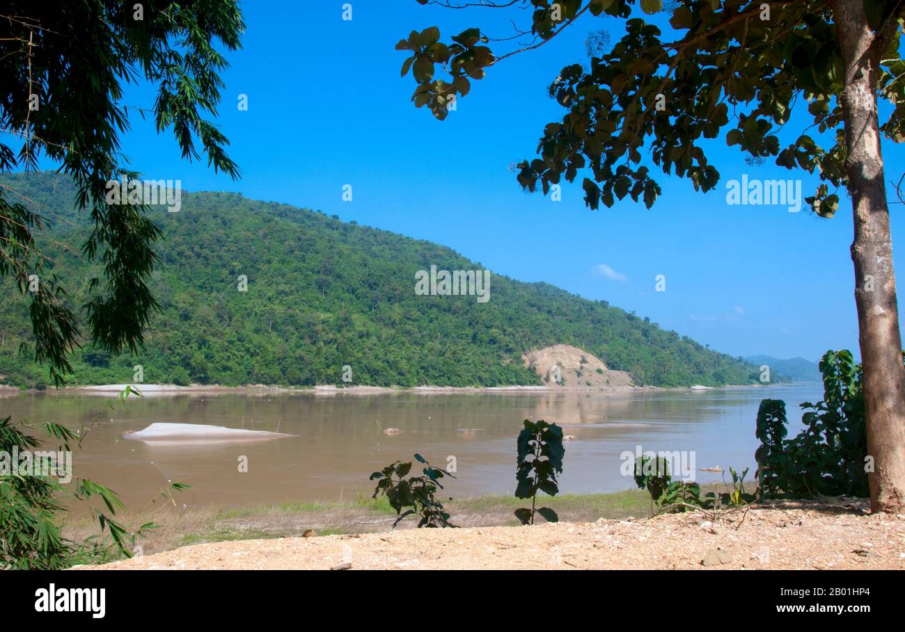 Thailand: Mekong von der Pak Chom bis zur Chiang Khan Road, Provinz Loei. Die Provinz Loei befindet sich im oberen Nordosten Thailands. Die benachbarten Provinzen sind (von Osten nach rechts) Nong Khai, Udon Thani, Nongbua Lamphu, Khon Kaen, Phetchabun, Phitsanulok. Im Norden grenzt sie an die Provinzen Xaignabouli und Vientiane in Laos. Die Provinz ist von niedrigen Bergen bedeckt, während die Hauptstadt Loei in einem fruchtbaren Becken liegt. Der Fluss Loei, der durch die Provinz fließt, ist ein Nebenfluss des Mekong, der zusammen mit dem kleineren Fluss Hueang die nördliche Grenze der Provinz bildet. Stockfoto