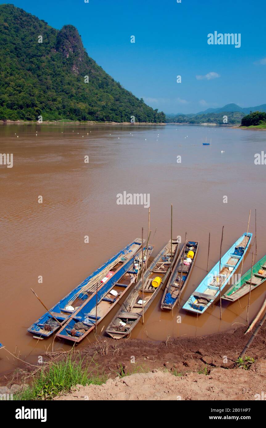 Thailand: Boote am Mekong in Kaeng Khut Khu, Provinz Loei. Die Provinz Loei befindet sich im oberen Nordosten Thailands. Die benachbarten Provinzen sind (von Osten nach rechts) Nong Khai, Udon Thani, Nongbua Lamphu, Khon Kaen, Phetchabun, Phitsanulok. Im Norden grenzt sie an die Provinzen Xaignabouli und Vientiane in Laos. Die Provinz ist von niedrigen Bergen bedeckt, während die Hauptstadt Loei in einem fruchtbaren Becken liegt. Der Fluss Loei, der durch die Provinz fließt, ist ein Nebenfluss des Mekong, der zusammen mit dem kleineren Fluss Hueang die nördliche Grenze der Provinz bildet. Stockfoto