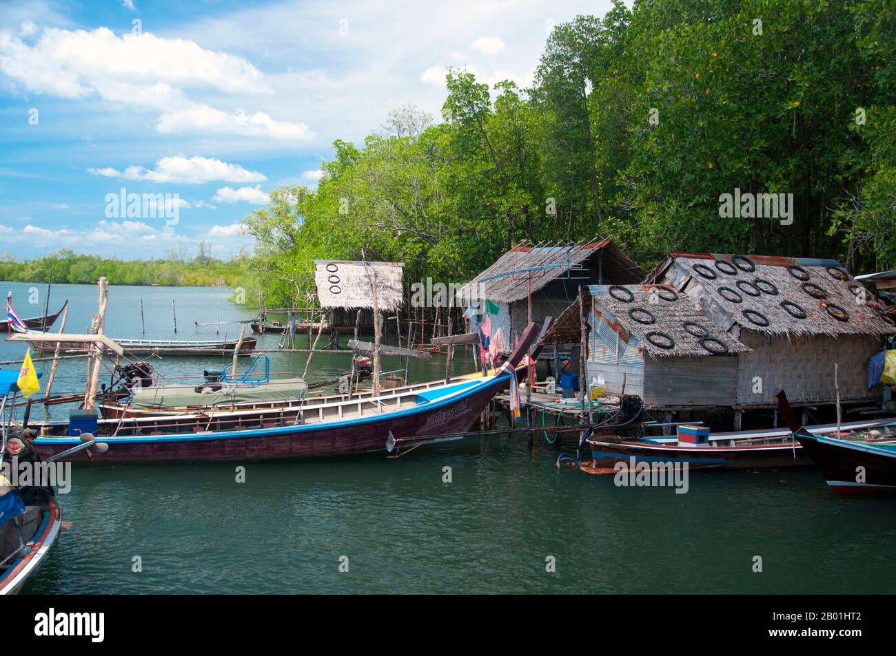 Thailand: Pier nach Ko Muk (Muk Island) bei hat Yong Ling, Provinz Trang. Die Provinz Trang war vom Zinnabbau abhängig, bis die ersten Gummikeimlinge gegen 1901 nach Thailand gebracht wurden – Teil einer langen Reise von Südamerika über die benachbarten malaiischen Staaten. Kautschuk, Palmöl und Fischerei sind die Stützen der Wirtschaft der Provinz. Der Tourismus gewinnt zunehmend an Bedeutung, da die Andamanenküste und die Inseln von Trang zunehmend entwickelt und populär werden. Stockfoto