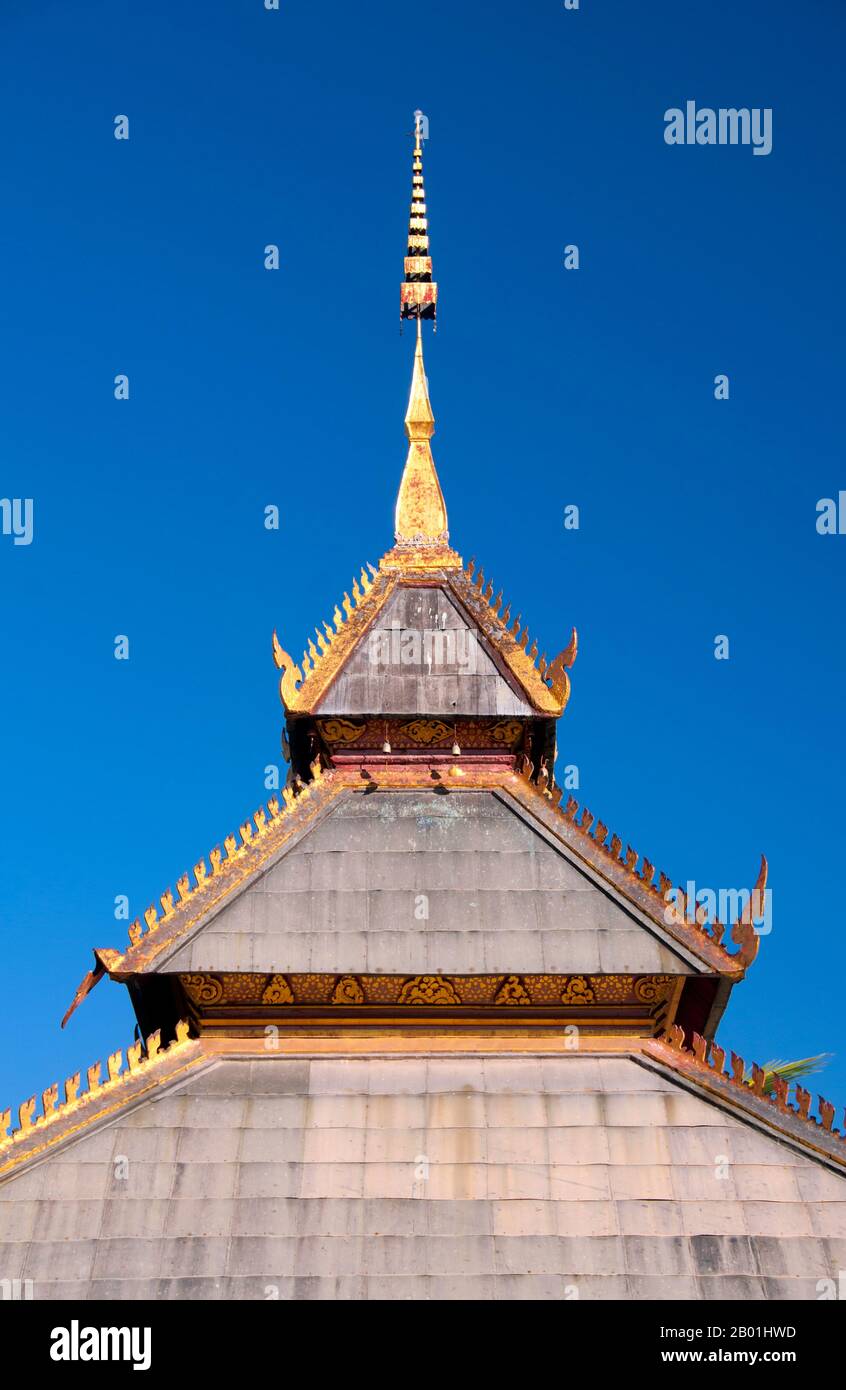Thailand: Ho trai (Bibliothek) mit seinem charakteristischen dreistufigen Dach, Wat Duang Di, Chiang Mai. Wat Duang Di oder „das Glückskloster“ stammt aus dem 19. Jahrhundert und ist berühmt für seine geschnitzten Pedimente und andere Stuckdekorationen. König Mengrai gründete die Stadt Chiang Mai (was „neue Stadt“ bedeutet) im Jahr 1296 und folgte Chiang Rai als Hauptstadt des Königreichs Lanna. Chiang Mai wurde manchmal als „Chiengmai“ oder „Chiangmai“ geschrieben und ist die größte und kulturell bedeutendste Stadt im Norden Thailands. Stockfoto