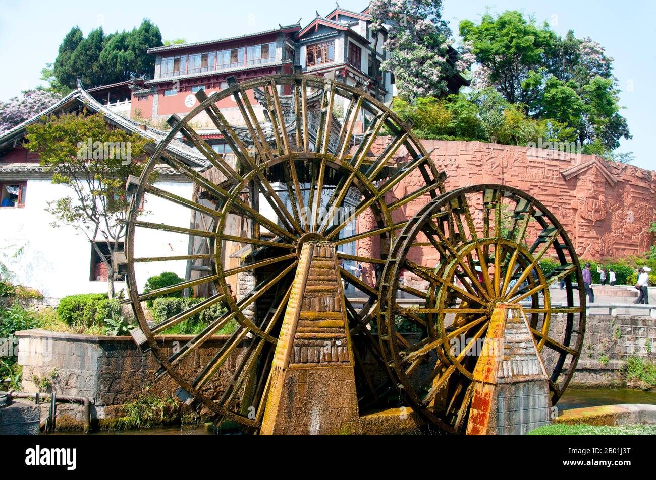 China: Wasserräder am Rand der Altstadt von Lijiang, Provinz Yunnan. Die Naxi oder Nakhi sind eine ethnische Gruppe, die in den Ausläufern des Himalaya im Nordwesten der Provinz Yunnan und im Südwesten der Provinz Sichuan in China lebt. Man geht davon aus, dass die Naxi ursprünglich aus Tibet stammen und bis vor kurzem die Landhandelsverbindungen mit Lhasa und Indien aufrechterhalten haben. Die Naxi gehören zu den 56 ethnischen Gruppen, die von der Volksrepublik China offiziell anerkannt wurden. Die Naxi sind traditionell Anhänger der Dongba-Religion. Stockfoto