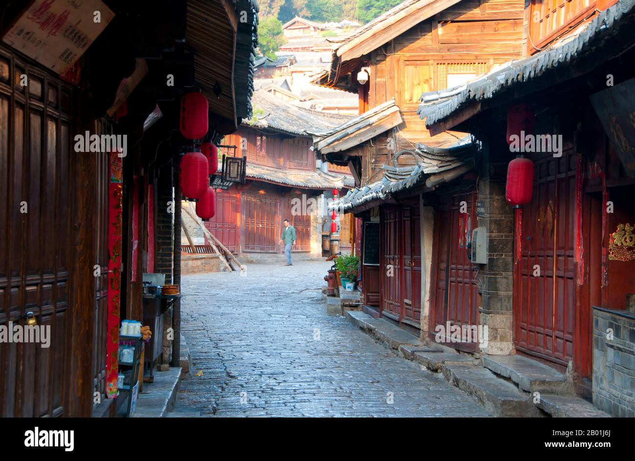 China: Am frühen Morgen in der Altstadt von Lijiang, Provinz Yunnan. Die Naxi oder Nakhi sind eine ethnische Gruppe, die in den Ausläufern des Himalaya im Nordwesten der Provinz Yunnan und im Südwesten der Provinz Sichuan in China lebt. Man geht davon aus, dass die Naxi ursprünglich aus Tibet stammen und bis vor kurzem die Landhandelsverbindungen mit Lhasa und Indien aufrechterhalten haben. Die Naxi gehören zu den 56 ethnischen Gruppen, die von der Volksrepublik China offiziell anerkannt wurden. Die Naxi sind traditionell Anhänger der Dongba-Religion. Stockfoto