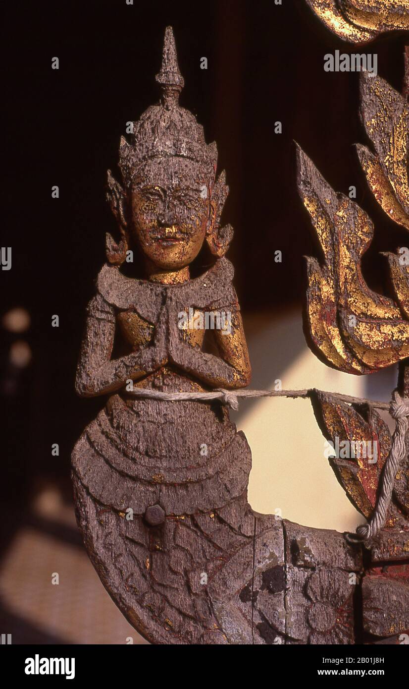 Thailand: Nang fa Engelsmotiv auf dem Hauptviharn, Wat Phra That Lampang Luang, Nordthailand. Wat Phra That Lampang Luang, der „Tempel des Großen Buddha-Relikts von Lampang“, geht auf das 15. Jahrhundert zurück und ist ein hölzerner Tempel im Lanna-Stil, der sich im Ko Kha-Viertel der Provinz Lampang befindet. Er steht auf einem künstlichen Hügel und ist von einer hohen und massiven Ziegelmauer umgeben. Der Tempel selbst dient als wiang (befestigte Siedlung) und wurde als befestigter Tempel gebaut. Stockfoto