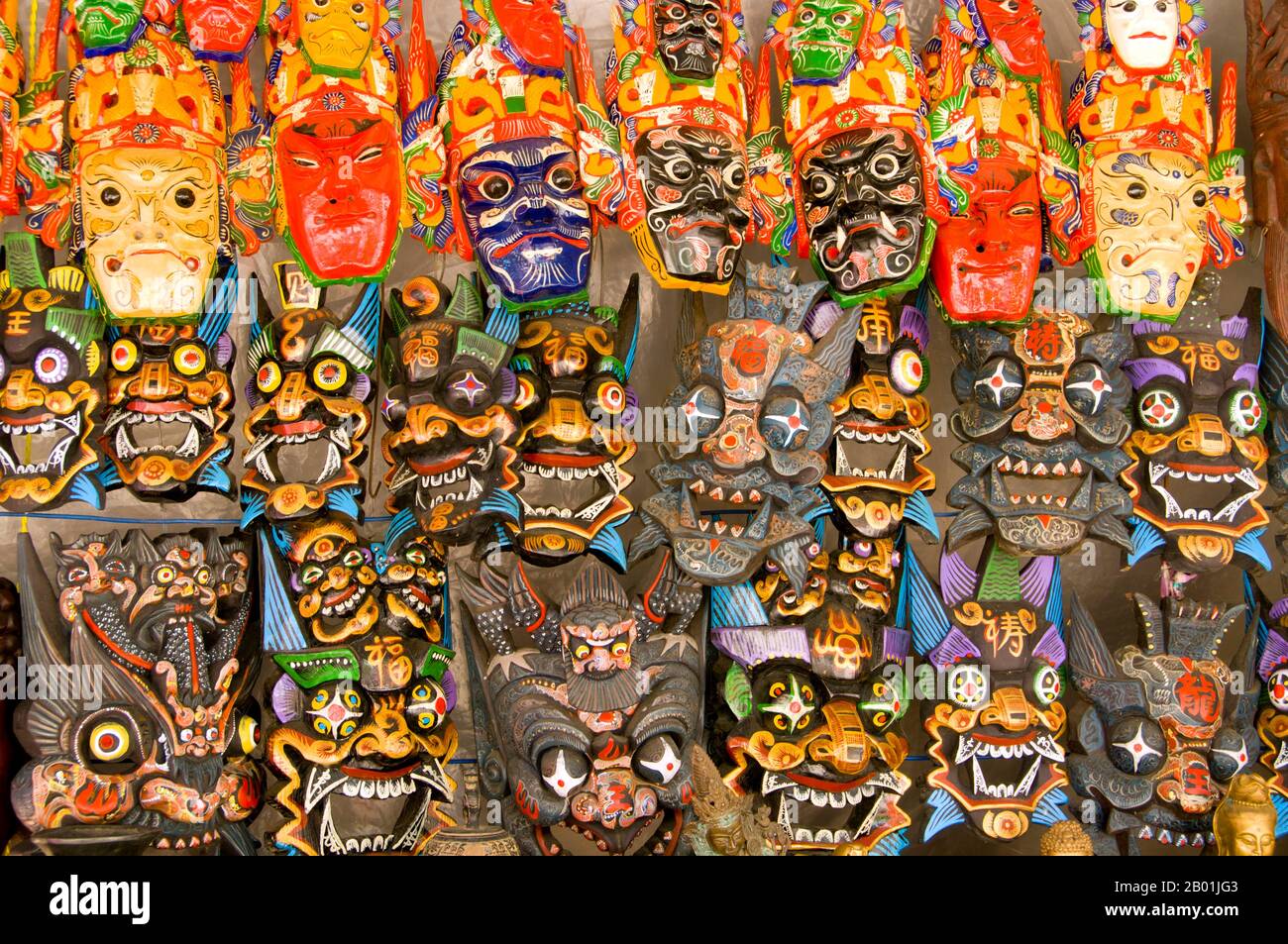 China: Verschiedene Masken und Statuen auf dem Markt neben dem Li-Fluss, Yangshuo, in der Nähe von Guilin, Provinz Guangxi. Yangshuo ist zu Recht berühmt für seine dramatische Landschaft. Es liegt am Westufer des Flusses Li (Lijiang) und ist nur 60 Kilometer stromabwärts von Guilin. In den letzten Jahren ist es zu einem beliebten Reiseziel bei Touristen geworden und hat gleichzeitig das Gefühl einer kleinen Flussstadt bewahrt. Guilin ist der Schauplatz von Chinas berühmtesten Landschaften und inspiriert Tausende von Gemälden über viele Jahrhunderte. Sie werden oft als die „schönsten Berge und Flüsse unter dem Himmel“ bezeichnet. Stockfoto