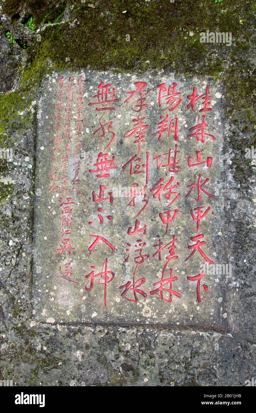 China: Berühmte Kalligraphie am Bilian Feng (Green Lotus Peak), im Zentrum von Yangshuo, nahe Guilin, Provinz Guangxi. Yangshuo ist zu Recht berühmt für seine dramatische Landschaft. Es liegt am Westufer des Flusses Li (Lijiang) und ist nur 60 Kilometer stromabwärts von Guilin. In den letzten Jahren ist es zu einem beliebten Reiseziel bei Touristen geworden und hat gleichzeitig das Gefühl einer kleinen Flussstadt bewahrt. Guilin ist der Schauplatz von Chinas berühmtesten Landschaften und inspiriert Tausende von Gemälden über viele Jahrhunderte. Sie wurden oft als die „schönsten Berge und Flüsse unter dem Himmel“ bezeichnet. Stockfoto