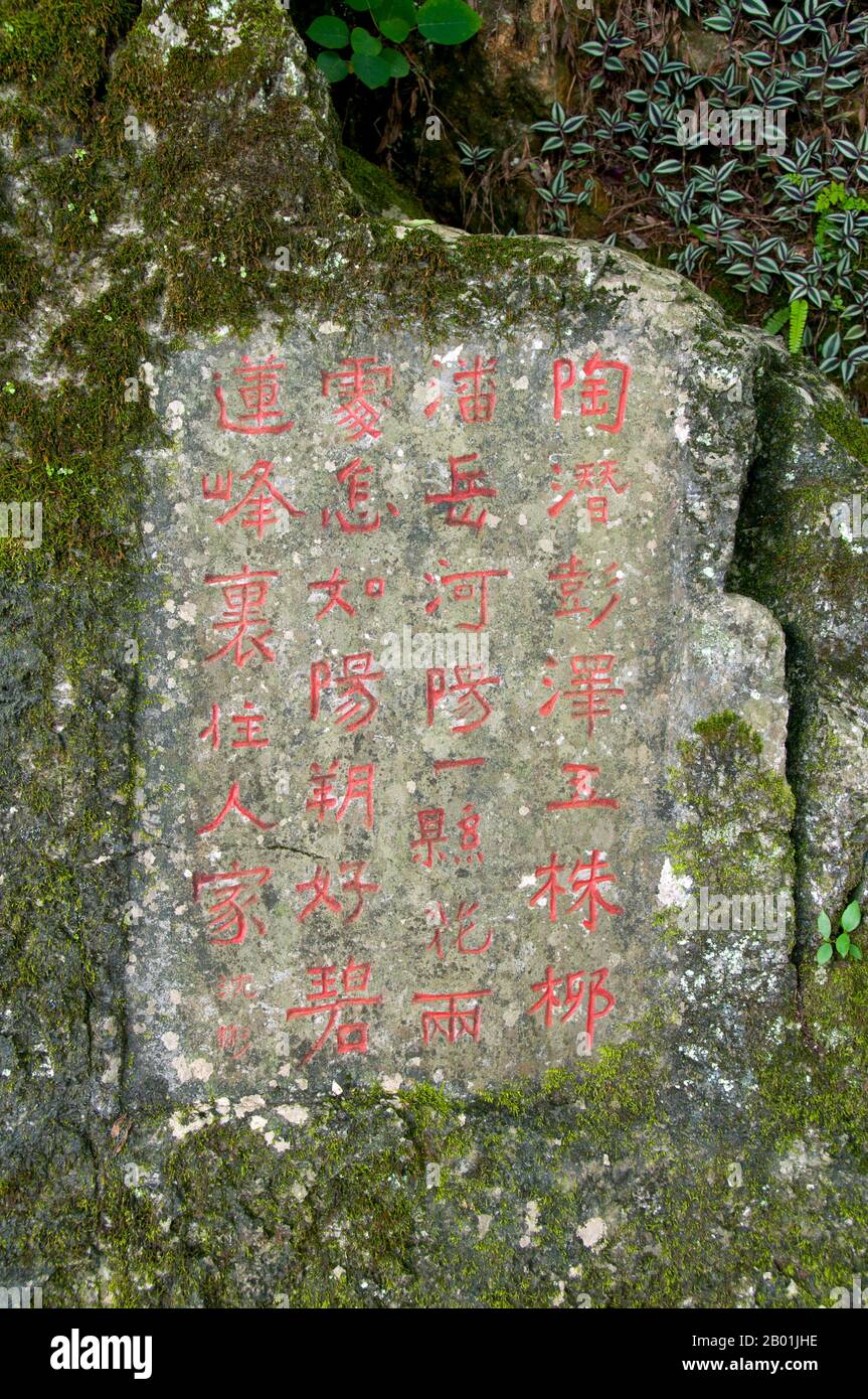 China: Berühmte Kalligraphie am Bilian Feng (Green Lotus Peak), im Zentrum von Yangshuo, nahe Guilin, Provinz Guangxi. Yangshuo ist zu Recht berühmt für seine dramatische Landschaft. Es liegt am Westufer des Flusses Li (Lijiang) und ist nur 60 Kilometer stromabwärts von Guilin. In den letzten Jahren ist es zu einem beliebten Reiseziel bei Touristen geworden und hat gleichzeitig das Gefühl einer kleinen Flussstadt bewahrt. Guilin ist der Schauplatz von Chinas berühmtesten Landschaften und inspiriert Tausende von Gemälden über viele Jahrhunderte. Sie wurden oft als die „schönsten Berge und Flüsse unter dem Himmel“ bezeichnet. Stockfoto