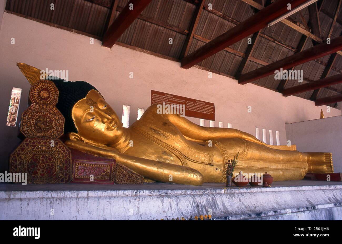 Thailand: Liegende Buddha-Statue in Wat Chedi Luang, Chiang Mai, Nordthailand. Wat Chedi Luang übersetzt wörtlich aus dem Thai als „Kloster der Großen Stupa“. Der Bau des Tempels begann am Ende des 14. Jahrhunderts, als das Königreich Lan Na seine Blütezeit erreichte. König Saen Muang Ma (1385-1401) wollte es als Ort eines großen Reliquars, um die Asche seines Vaters, König Ku Na (1355-1385), zu verwahren. Heute ist es der Ort der Lak Muang oder der Stadt Säule. Die jährliche Inthakin-Zeremonie findet innerhalb der Grenzen des Tempels statt. Stockfoto