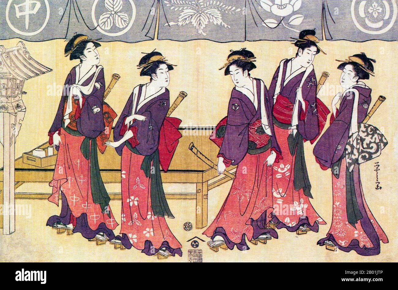 Japan: "Fünf Teehauswartinnen". Ukiyo-e Holzschnitt von Chobunsai Eishi (1756-1829), 1793. Chobunsai Eishi, wahrer Name Hosoda Tokitomi, war ein japanischer Ukiyo-e-Künstler aus der Edo-Zeit. Aus einer wohlhabenden Samurai-Familie und dem ersten Sohn eines direkten Vasallen des Shogunats verließ er die Arbeit des Shogun, um der Kunst nachzugehen, wobei seine frühesten Drucke hauptsächlich Bijin-GA (Beauty)-Porträts waren. Er gründete schließlich eine eigene Schule, die mit der von Kitagawa Utamaro konkurrierte, und war ein produktiver Maler, der 1801 die Druckerei aufgab, um sich ausschließlich auf die Malerei zu konzentrieren. Stockfoto