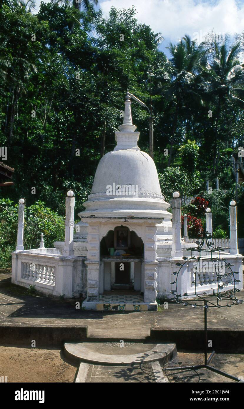 Sri Lanka: Stupa in Asgiriya Vihara (Tempel), Kandy. Asgiriya Vihara, das „Kloster des Pferdebergs“, wurde Anfang des 19. Jahrhunderts von der Familie Pilima Talauve auf einem Grundstück neben dem alten königlichen Feuerbestattung-Gelände erbaut. Der Asgiriya Vihara ist ein eher kleiner, unauffälliger Tempel, aber als einer der Sitze der religiösen Macht Goyigamas von großer Bedeutung. Ab Anfang des 19. Jahrhunderts, während der Esala Perahera, wurde das heilige Zahnrelic für die letzte Nacht des Festivals im Asgiriya Vihara deponiert. Stockfoto