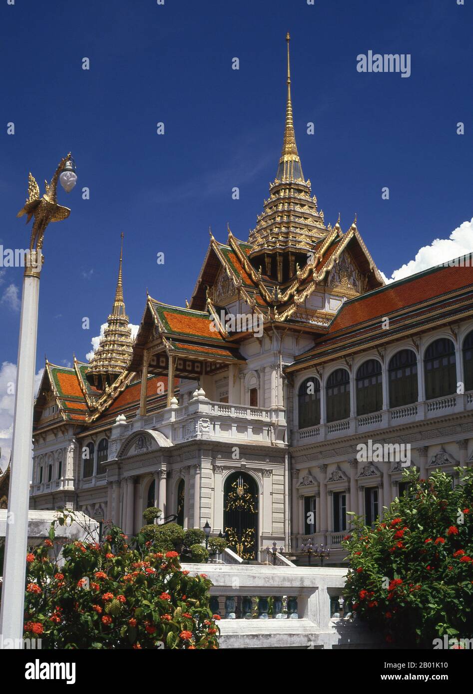 Thailand: Chakri Mahaprasad Hall, Grand Palace, Bangkok. Der große Palast diente ab dem 18. Jahrhundert als offizielle Residenz der Könige von Thailand. Der Bau des Palastes begann 1782 während der Regierungszeit von König Rama I., als er die Hauptstadt über den Fluss von Thonburi nach Bangkok verlegte. Stockfoto