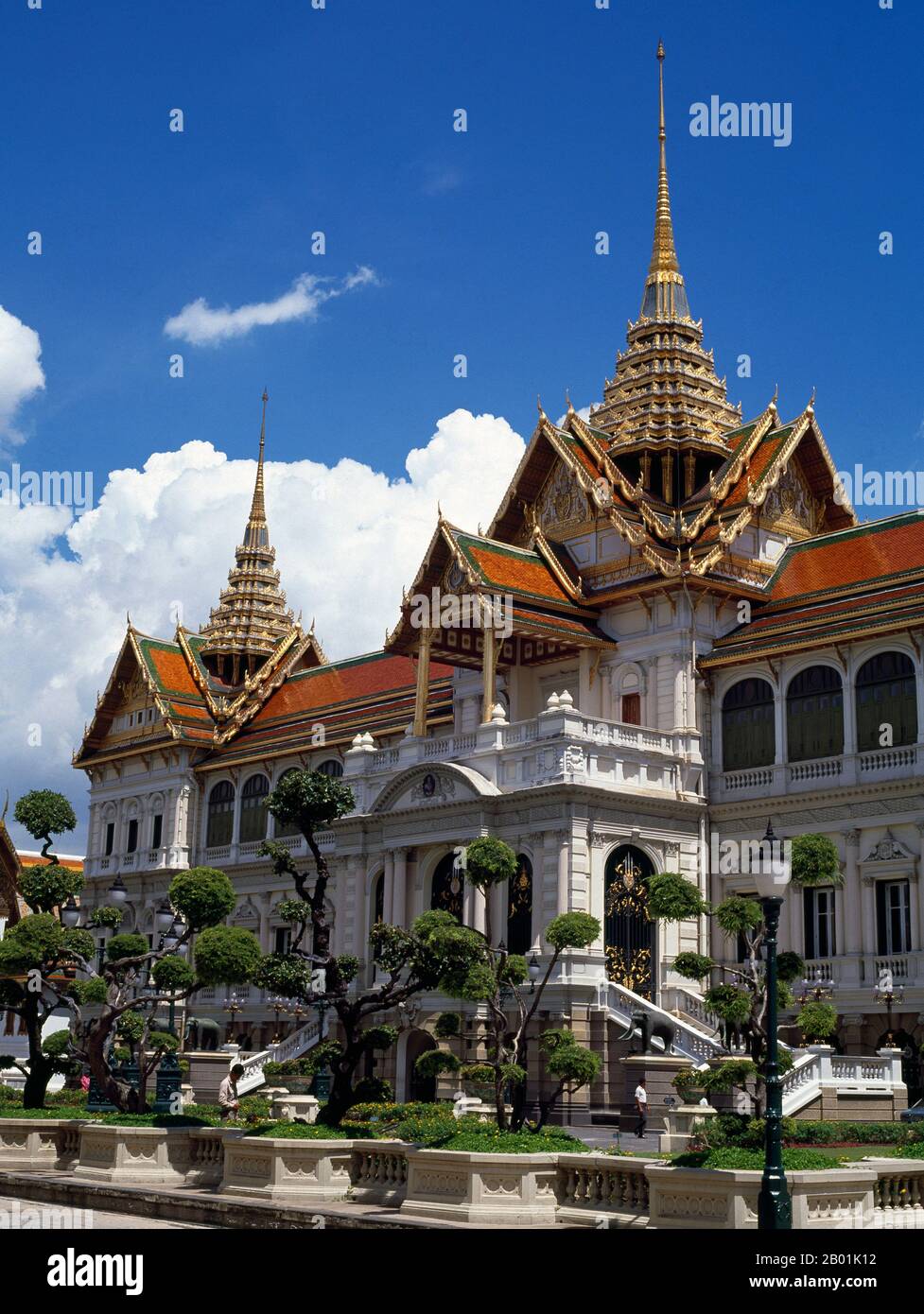 Thailand: Chakri Mahaprasad Hall, Grand Palace, Bangkok. Der große Palast diente ab dem 18. Jahrhundert als offizielle Residenz der Könige von Thailand. Der Bau des Palastes begann 1782 während der Regierungszeit von König Rama I., als er die Hauptstadt über den Fluss von Thonburi nach Bangkok verlegte. Stockfoto