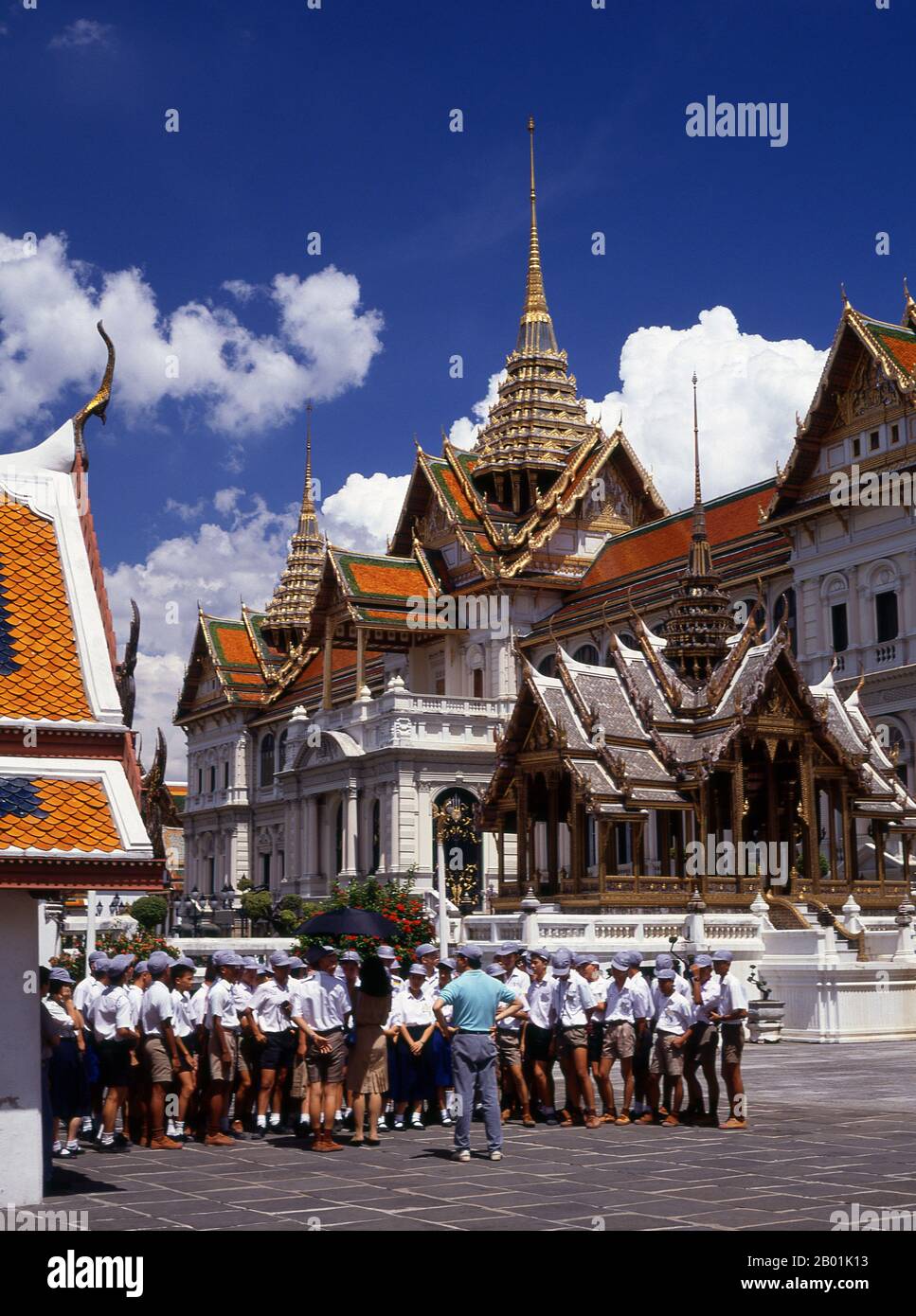 Thailand: Schüler bewundern den Phra Phinang Chakri Maha Prasat, den Großen Palast, Bangkok. Der große Palast diente ab dem 18. Jahrhundert als offizielle Residenz der Könige von Thailand. Der Bau des Palastes begann 1782 während der Regierungszeit von König Rama I., als er die Hauptstadt über den Fluss von Thonburi nach Bangkok verlegte. Stockfoto