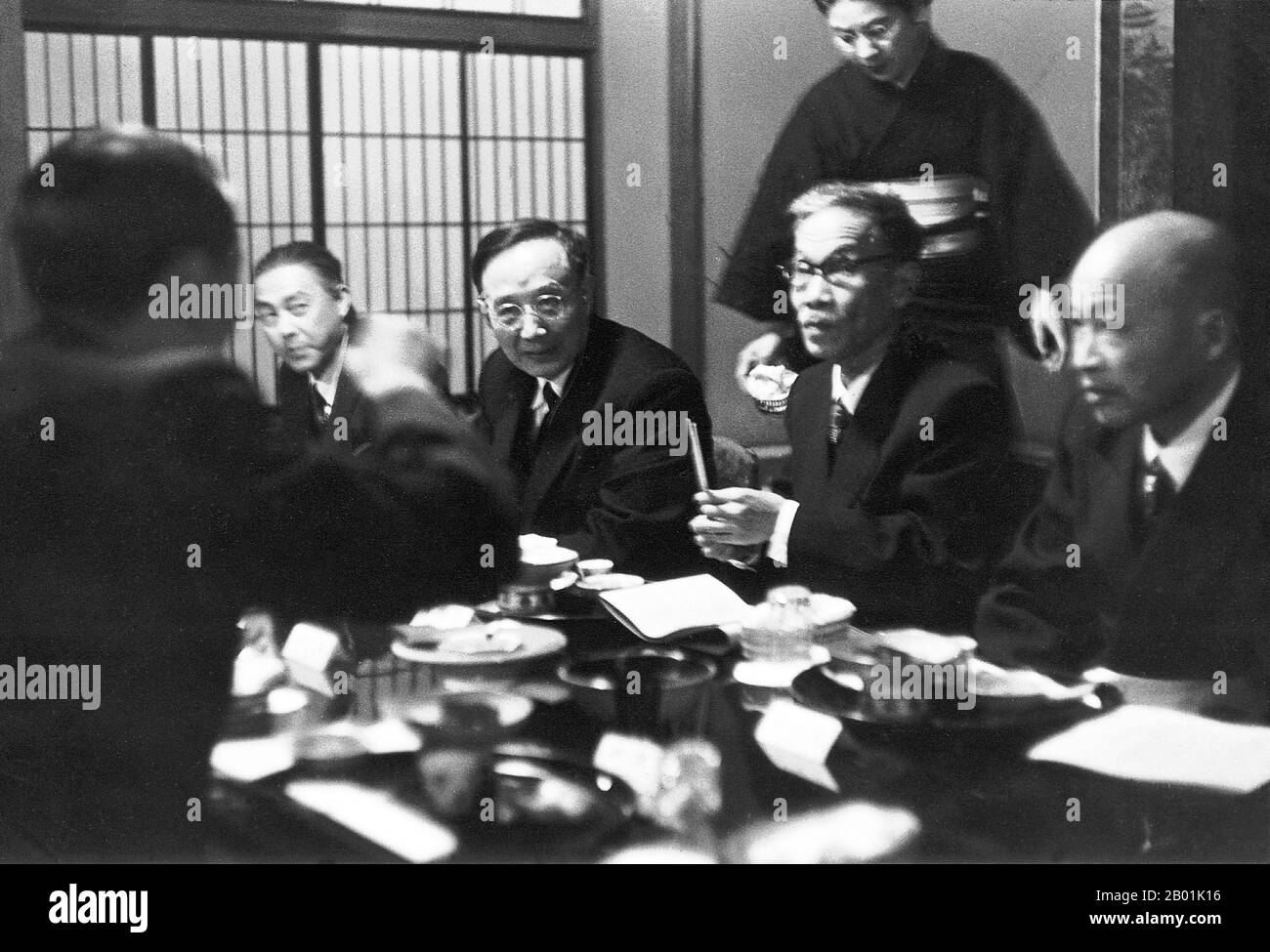 China: Guo Morou (16. November 1892 - 12. Juni 1978), chinesischer Schriftsteller, Historiker und Intellektueller, Leiter einer chinesisch-japanischen Kulturdelegation im Jahr 1955. Guo Moruo, ursprünglich Guo Kaizhen und freundlicher Name Dingtang (鼎堂), war ein chinesischer Schriftsteller, Dichter, Historiker, Archäologe und Regierungsbeamter aus Sichuan, China. Stockfoto