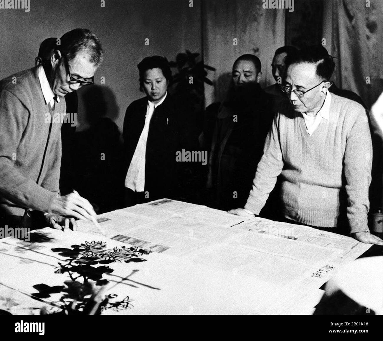 China: Guo Morou (16. November 1892 - 12. Juni 1978, rechts), chinesischer Schriftsteller, Historiker und Intellektueller, beobachtet den Künstler Pan Tianshou (1897-1971, links) bei der Erstellung eines Gemäldes, 1957. Guo Moruo, ursprünglich Guo Kaizhen und freundlicher Name Dingtang (鼎堂), war ein chinesischer Schriftsteller, Dichter, Historiker, Archäologe und Regierungsbeamter aus Sichuan, China. Pan Tianshou war ein angesehener Maler und Kunstpädagoge des modernen China. Stockfoto