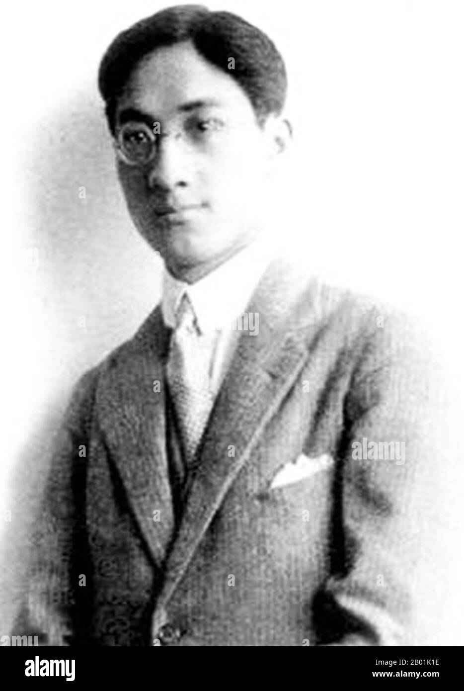 China: Xu Zhimo, chinesischer Dichter und Intellektueller (15. Januar 1897 bis 19. November 1931), 1931. Xu Zhimo war ein chinesischer Dichter des frühen 20. Jahrhunderts. Er erhielt den Namen Zhangxu und den Höflichkeitsnamen Yousen (槱森). Später änderte er seinen Höflichkeitsnamen in Zhimo (志摩). Er ist romantisiert, weil er sein ganzes Leben lang Liebe, Freiheit und Schönheit sucht (nach den Worten von Hu Shi). Er förderte die Form der modernen chinesischen Poesie und leistete daher enorme Beiträge zur modernen chinesischen Literatur. Stockfoto