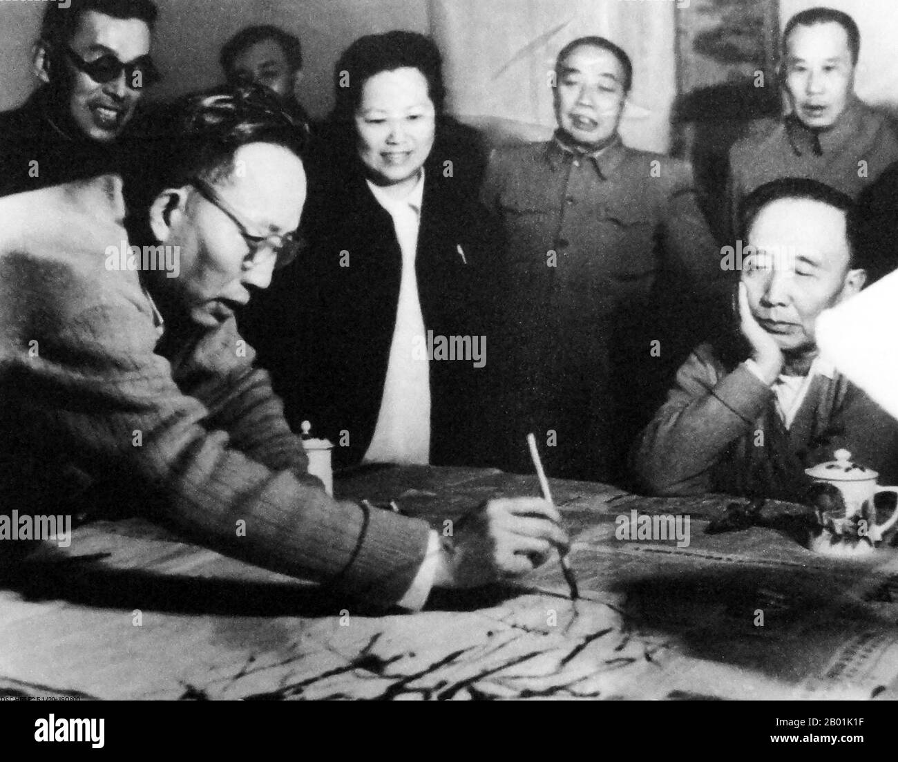 China: Guo Morou (16. November 1892 - 12. Juni 1978, rechts), chinesischer Schriftsteller, Historiker und Intellektueller, beobachtet den Künstler Pan Tianshou (1897-1971, links) bei der Erstellung eines Gemäldes, 1957. Guo Moruo, ursprünglich Guo Kaizhen und freundlicher Name Dingtang (鼎堂), war ein chinesischer Schriftsteller, Dichter, Historiker, Archäologe und Regierungsbeamter aus Sichuan, China. Pan Tianshou war ein angesehener Maler und Kunstpädagoge des modernen China. Stockfoto