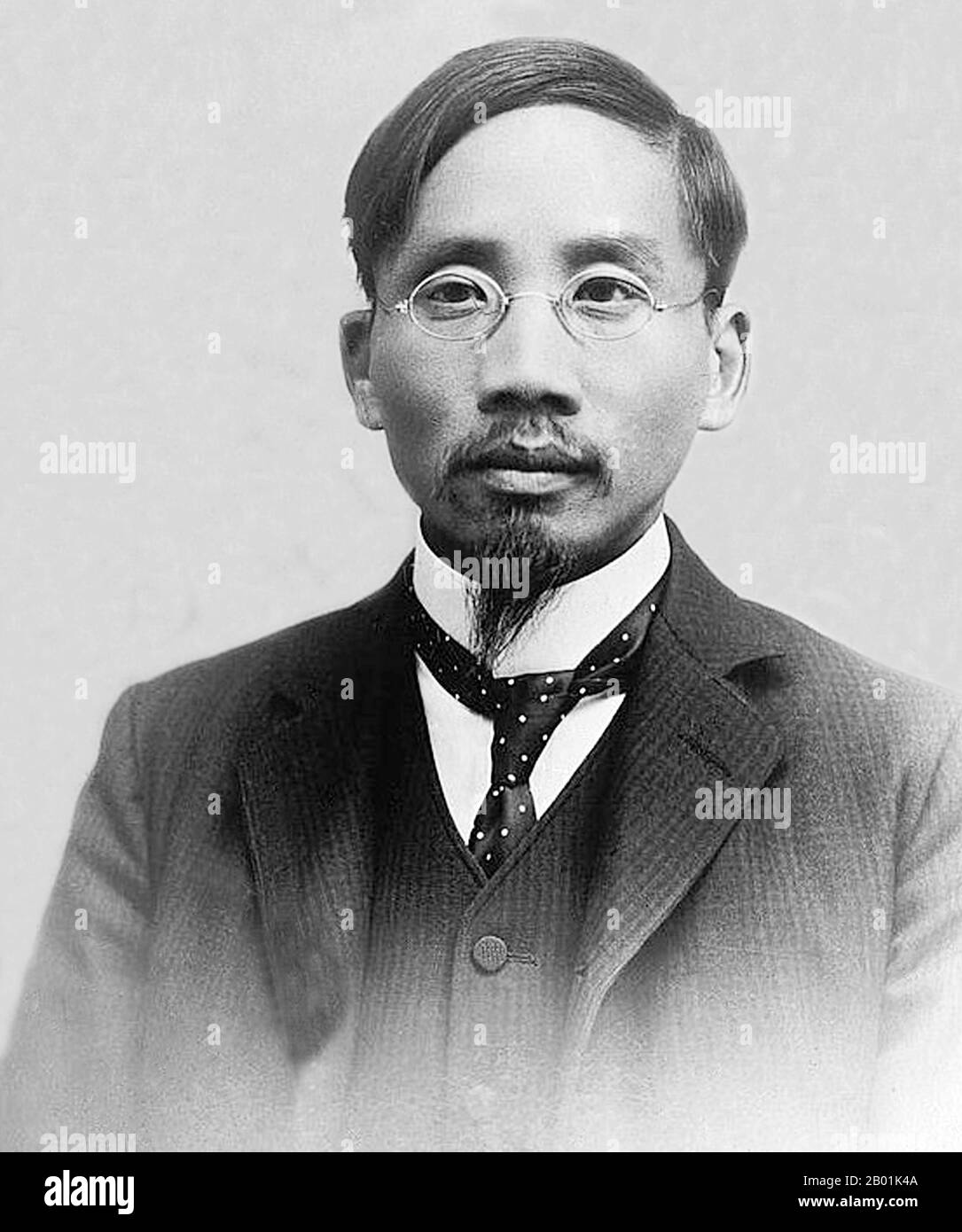 China: Cai Yuanpei (11. Januar 1868 bis 5. März 1940), Erzieher, Reformator und revolutionärer Denker, um 1910-1915. Cai Yuanpei, auch Tsai Yuan-Pei/Tsai Yuan-Bet, war ein chinesischer Pädagoge, Philosoph, Politiker, Esperantist und Präsident der Universität Peking. Er war bekannt für seine kritische Bewertung der chinesischen Kultur, die zur einflussreichen Bewegung des 4. Mai führte. In seinem Denken war Cai stark vom Anarchismus beeinflusst, und er war auch in der feministischen und der Neuen Kulturbewegung beteiligt. Stockfoto